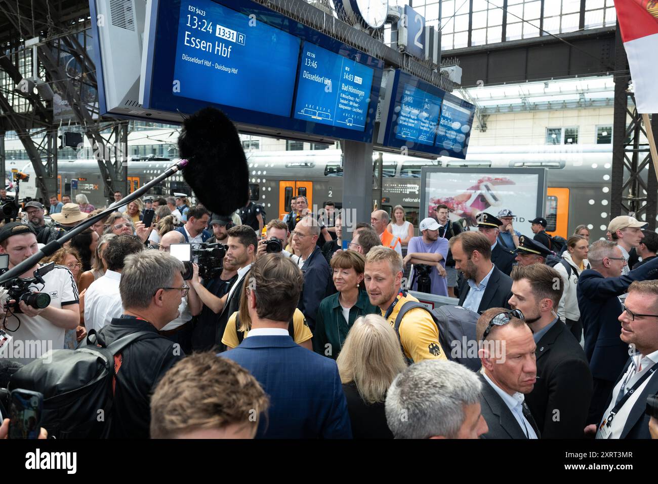 Oly olympia paris 2024 paris2024 summer games traffic hi-res stock ...