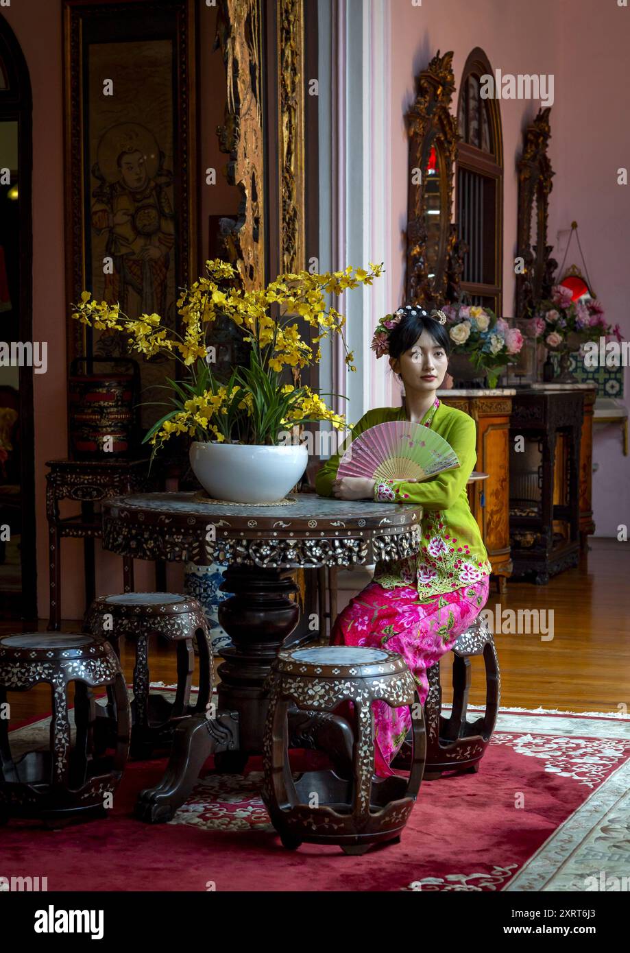 Young chinese woman dressed in traditional clothing in Pinang Peranakan ...