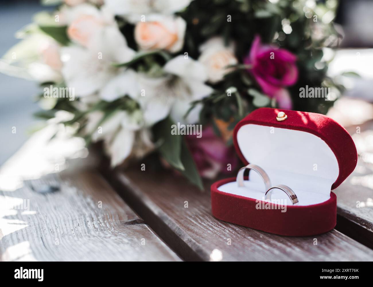 Red Roses With 2 Rings Two red roses wedding rings hi-res stock photography and images - Alamy
