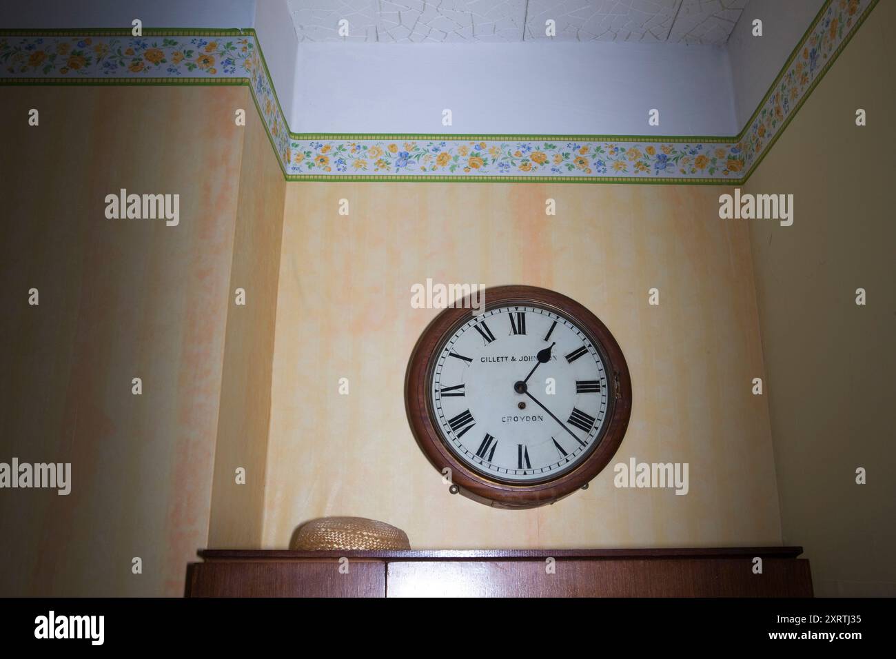 Wall mounted clock hi-res stock photography and images - Alamy