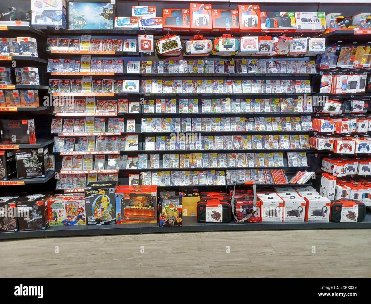 Video game store shelves hi-res stock photography and images - Alamy
