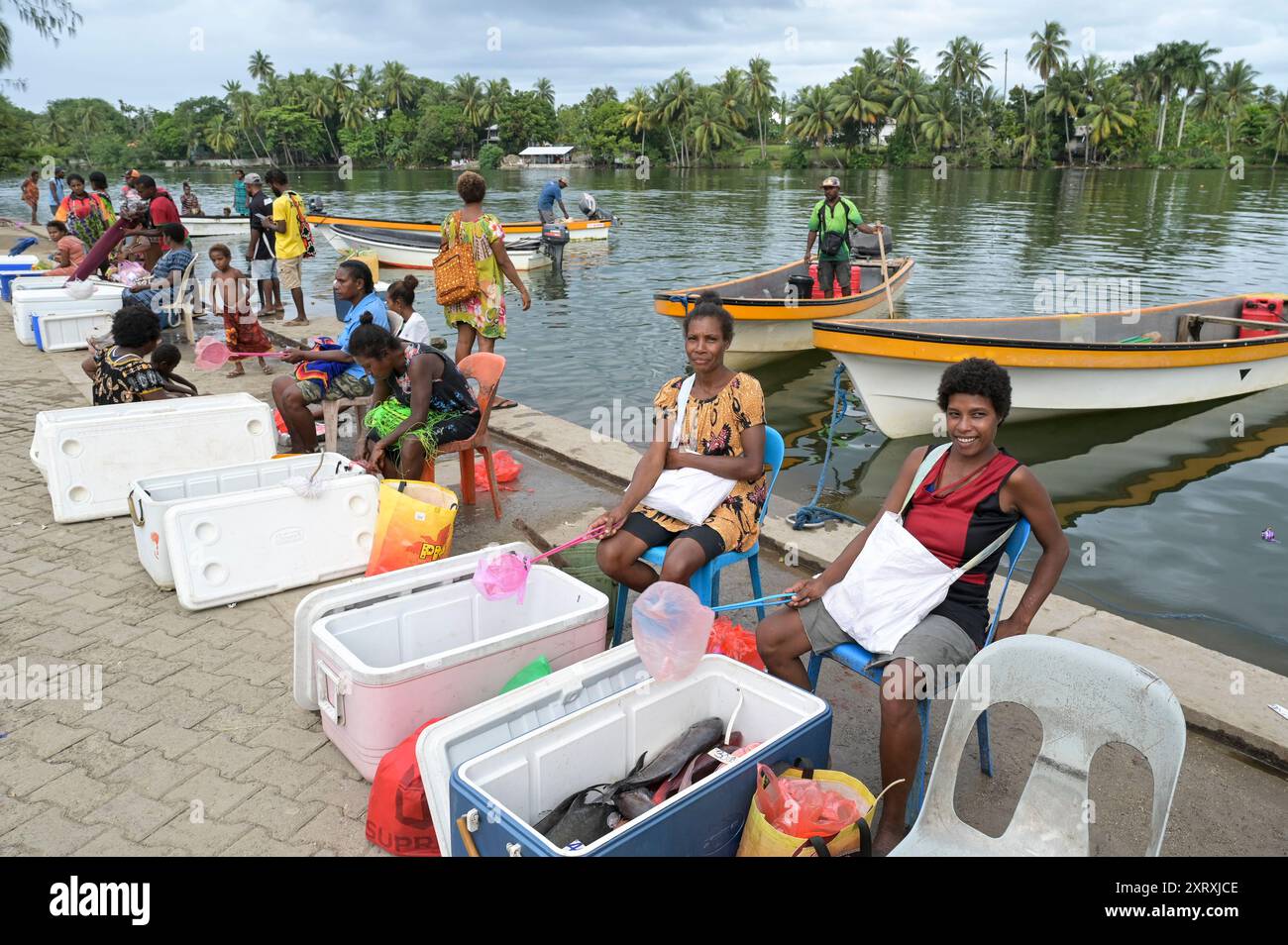 PAPUA NEW GUINEA, Madang, lagoon, fish market , women with cool boxes and fly whisk / PAPUA NEUGUINEA, Madang, Fischmarkt Stock Photo