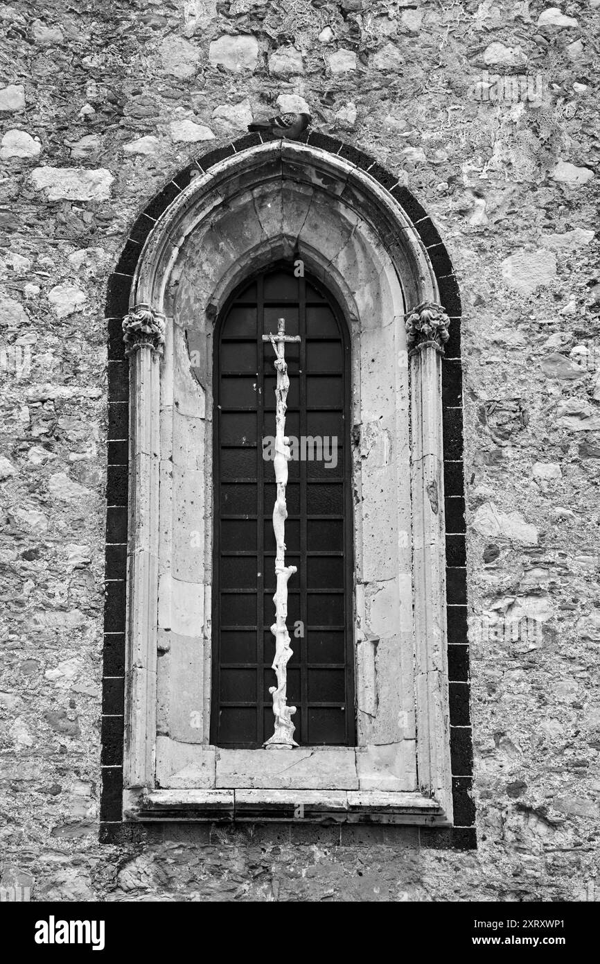 What are some recommended places to stay in Sicily, specifically in  Palermo, Agrigento, and either Catania or Taormina?, image size:866x1390