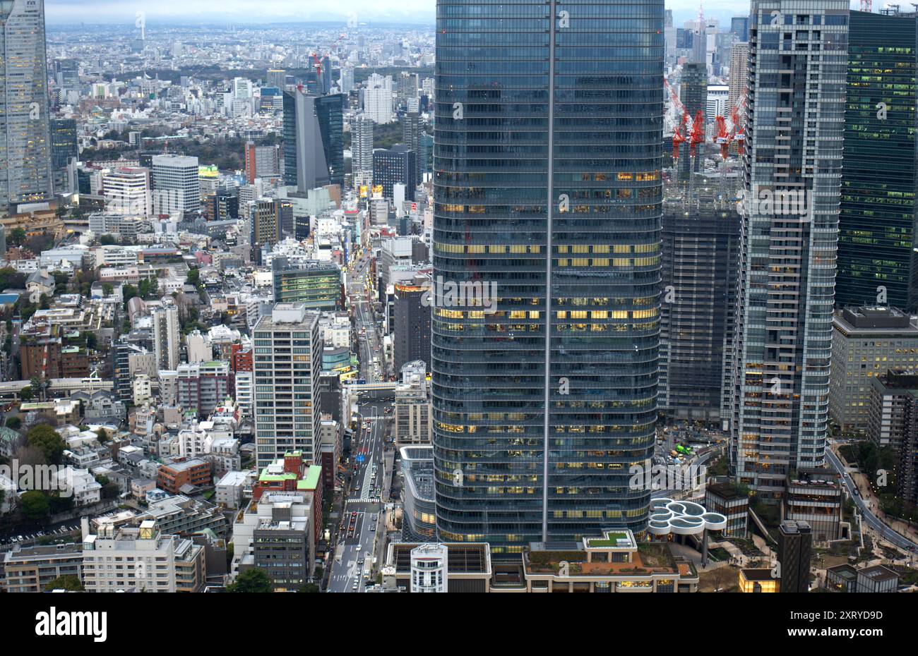 Neon lit tokyo skyline hi-res stock photography and images - Alamy