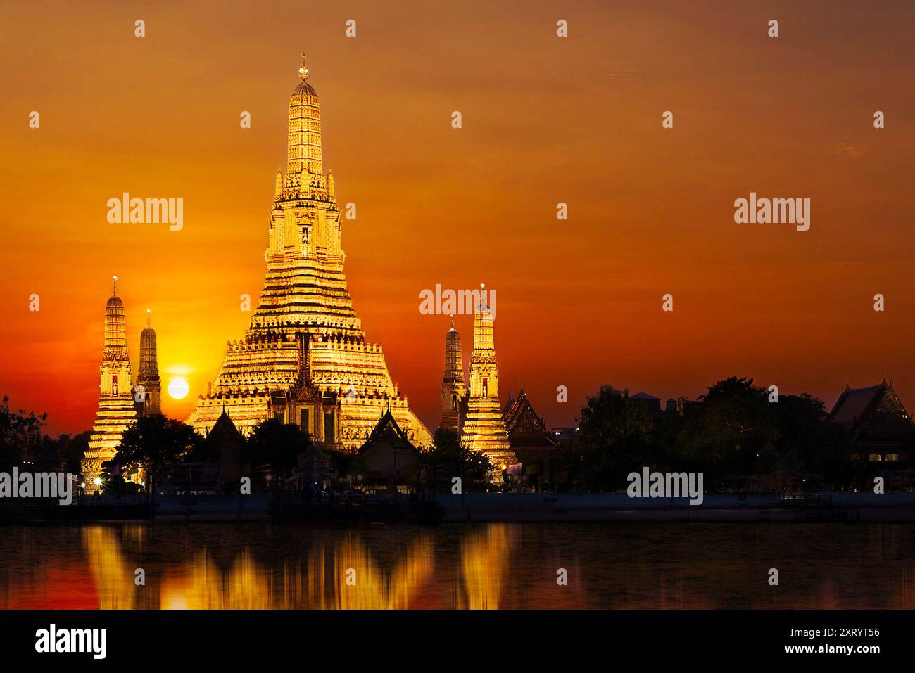 Buddhist temple of Wat Arun Ratchawararam at the sunset in Bangkok, Thailand Stock Photo