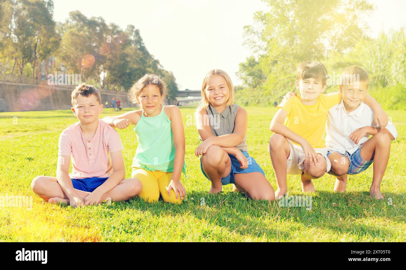 Portrait of five smiling friends kids posing in a park Stock Photo - Alamy