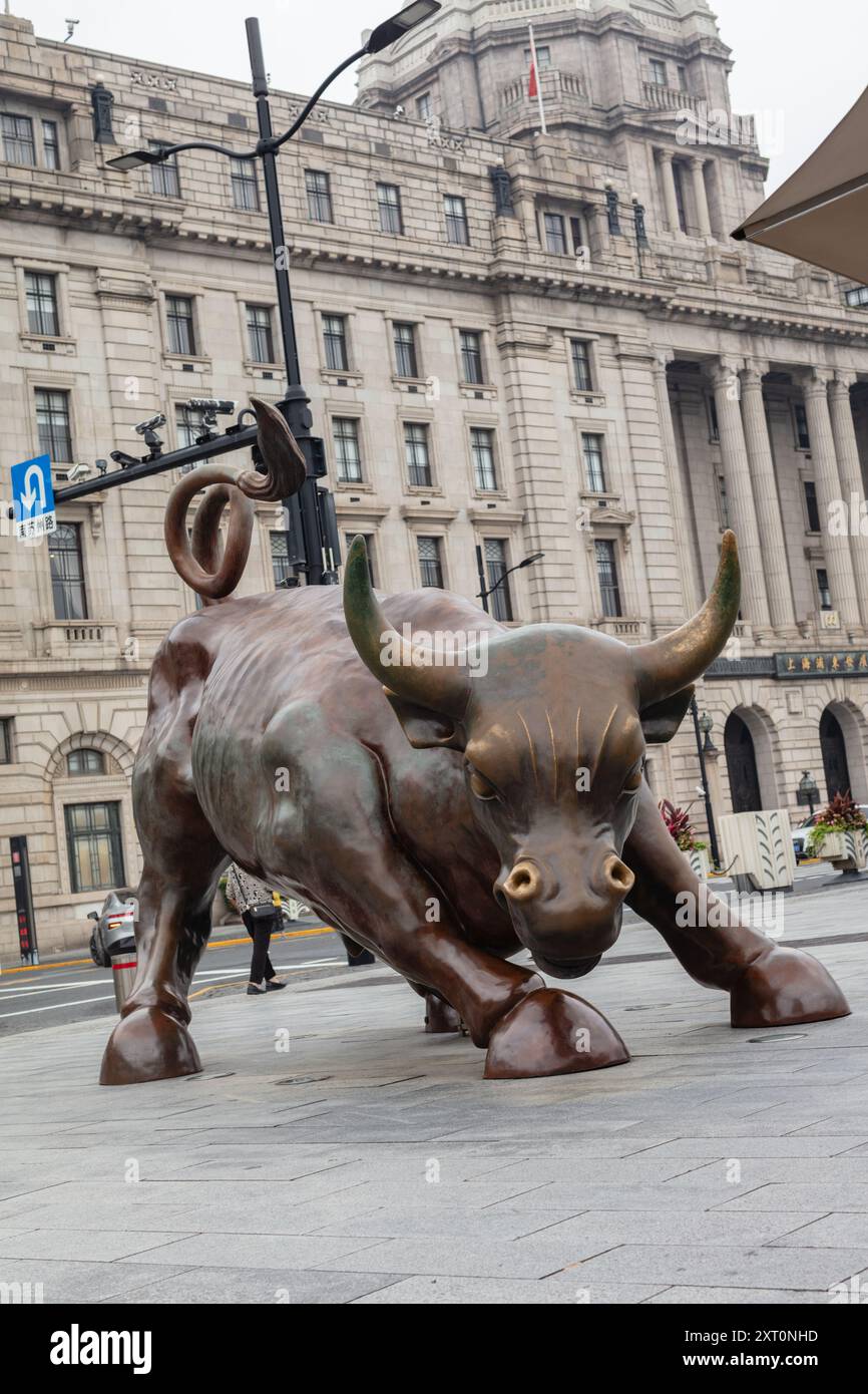 Bull statue in front of former HSBC Building (Municipal Government Building), neo-classical building in the Bund, Shanghai, China. Stock Photo