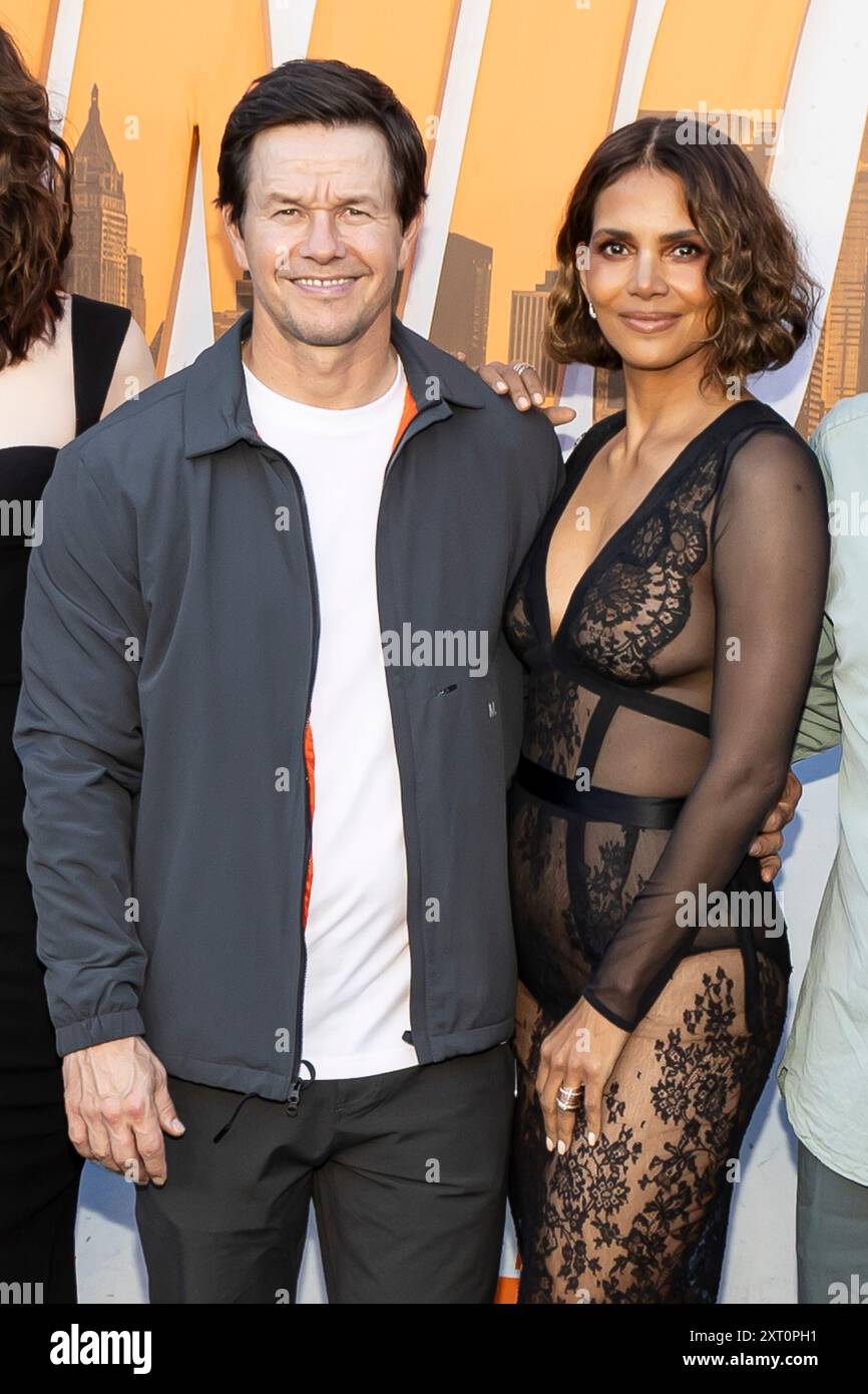 Donnie Wahlberg and his wife Jenny McCarthy attend the 60th Annual Grammy  Awards 2018 at Madison Square Garden on January 28, 2018 in New York City  Stock Photo - Alamy, image size:866x1390