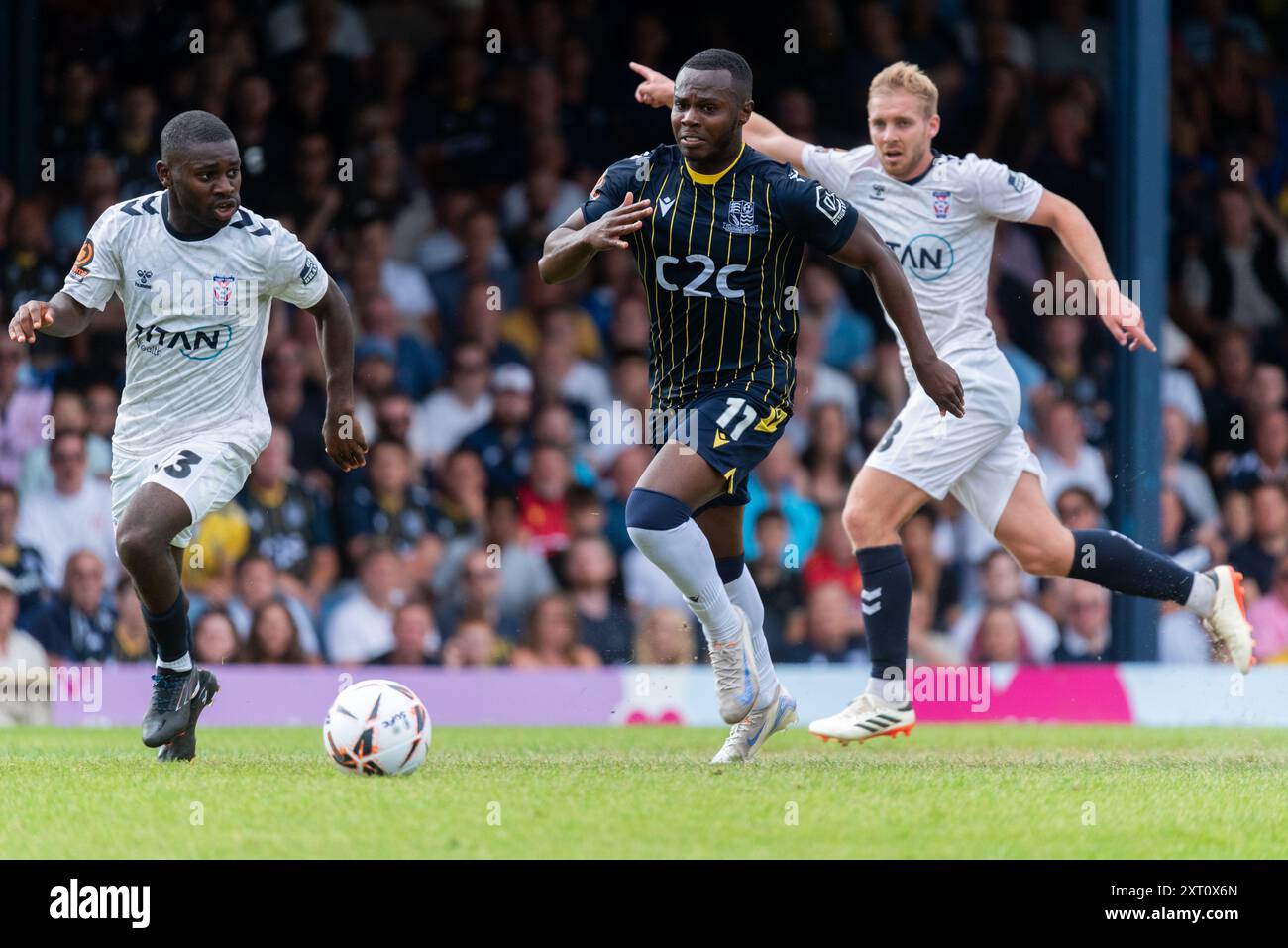 Southend Utd v York City in 2024-25 Vanarama National League at Roots Hall. First game under new COSU ownership. Joe Felix, Josh Walker Stock Photo