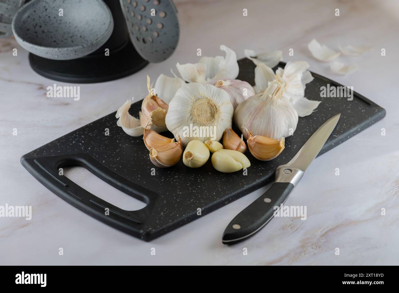Peeled garlic cloves kitchen hi-res stock photography and images - Alamy