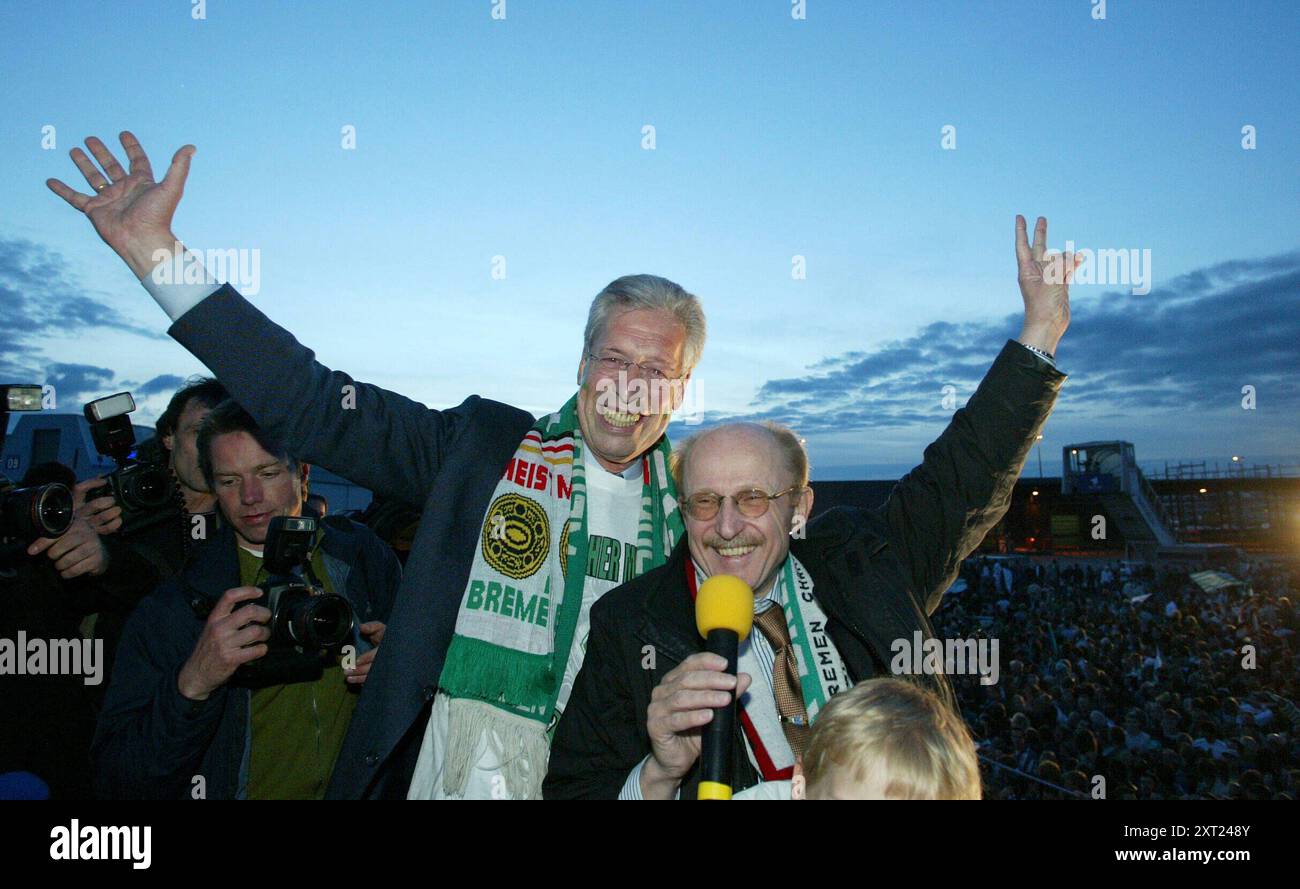 firo Football 1. Bundesliga 08.05.2004 Championship celebration Werder Bremen Willi Lemke and Mayor Mayor Henning Scherf celebrate the championship title of Werder Bremen with the fans Copyright by firo sportphoto: Pfefferackerstrasse 2a 45894 Gelsenkirchen mail@firosportphoto.de (Volksbank Bochum-Witten) Bank code: 430 601 29 Account no.: 341 117 100 Tel.: 0209 9304402 Fax: 0209 9304443 Stock Photo