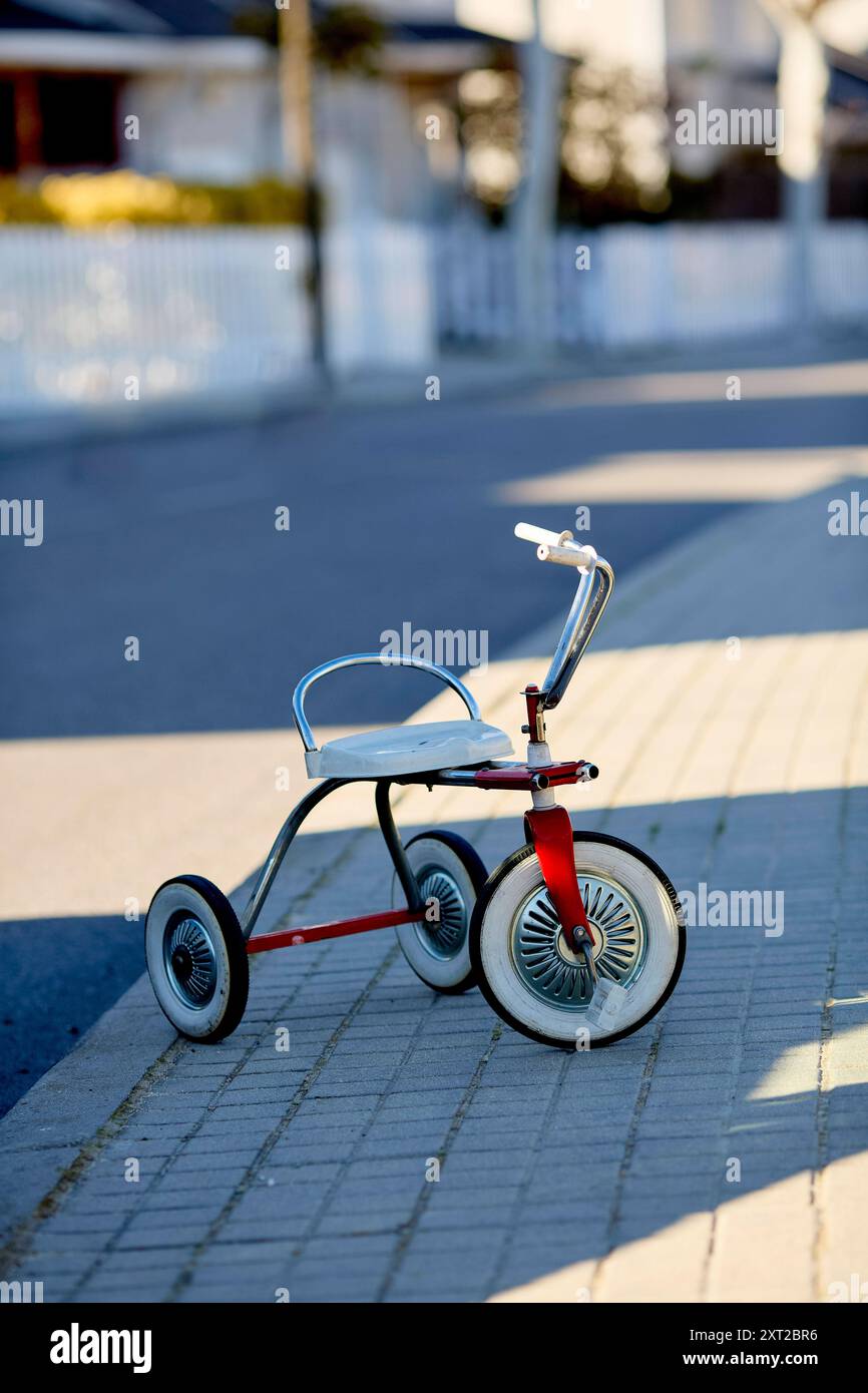 White tricycle hi res stock photography and images Alamy