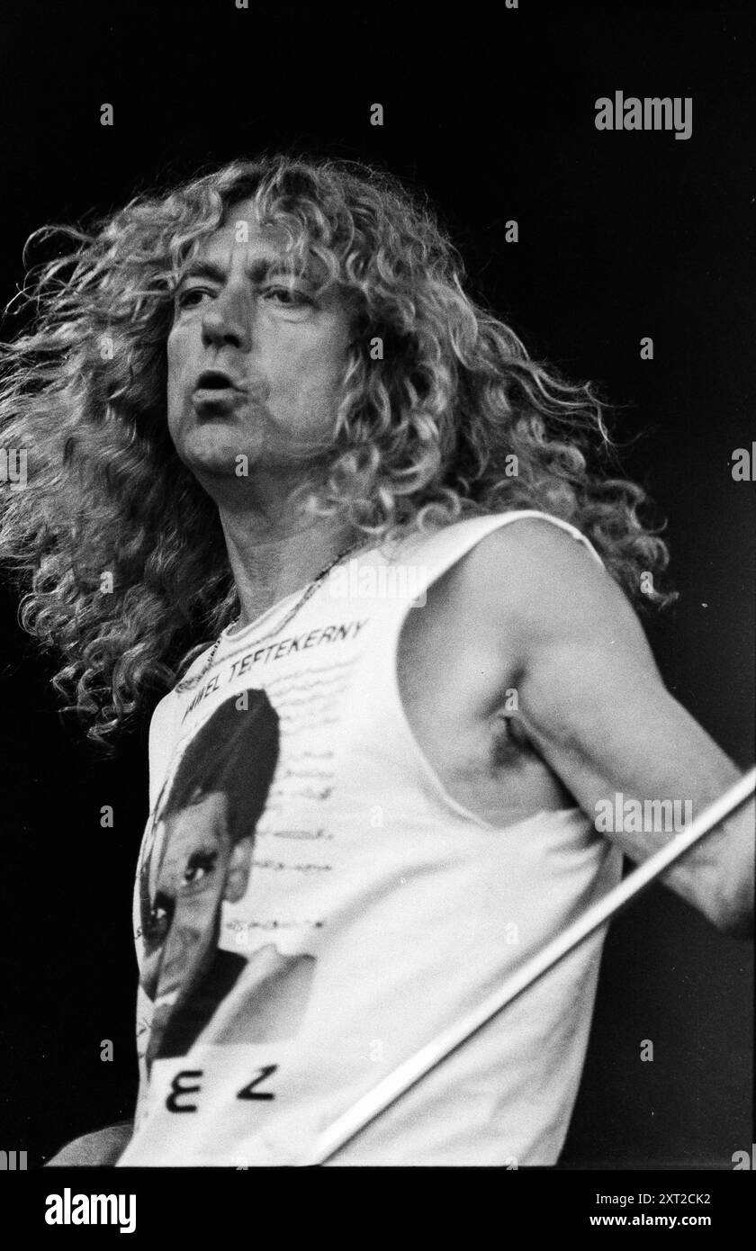 Robert Plant live at Glastonbury Festival 1993 Stock Photo