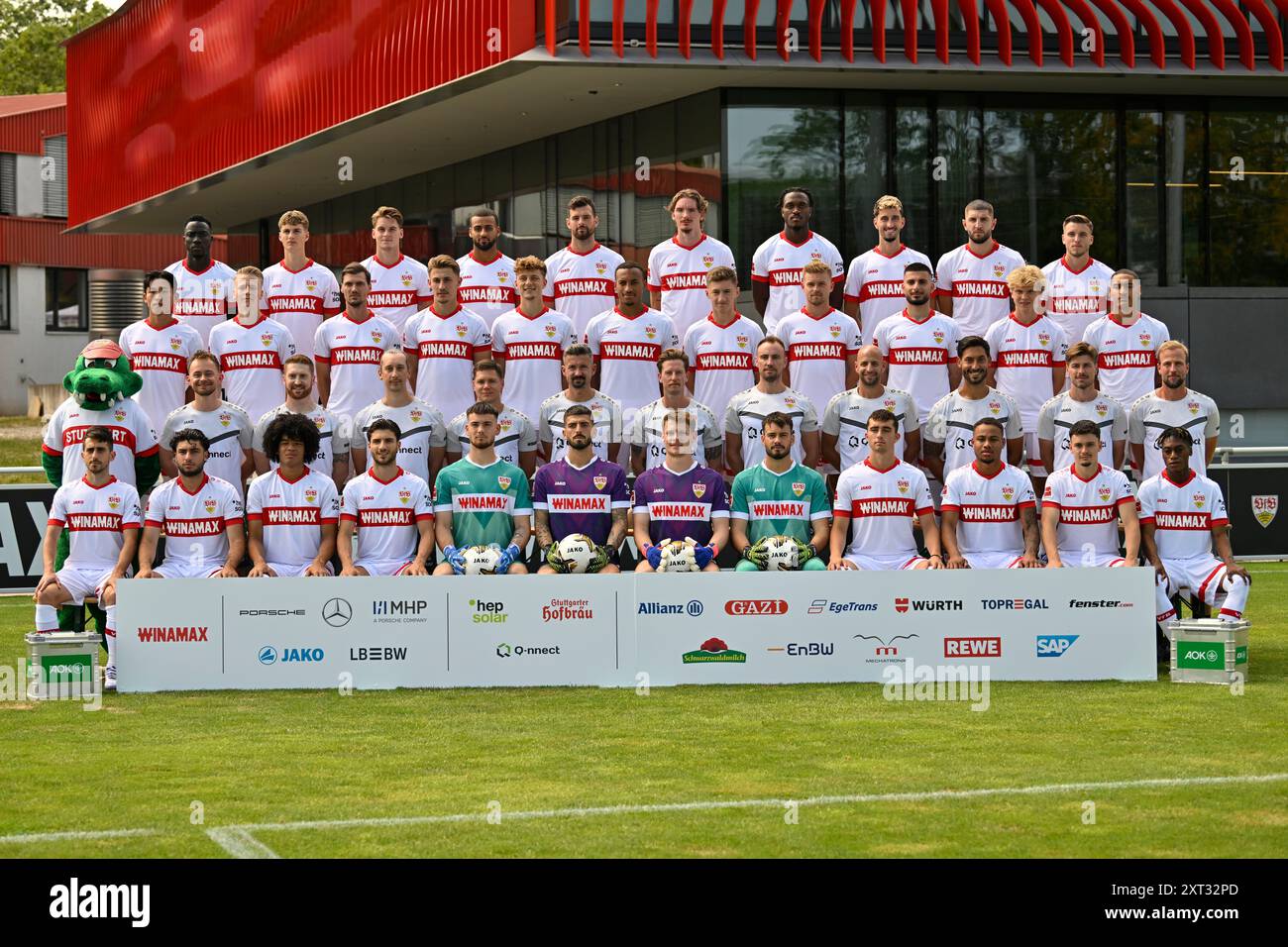 Mannschaftsfoto VfB Stuttgart 1. Reihe v.u.n.o.und v.l.n.r. Oemer Beyaz ...