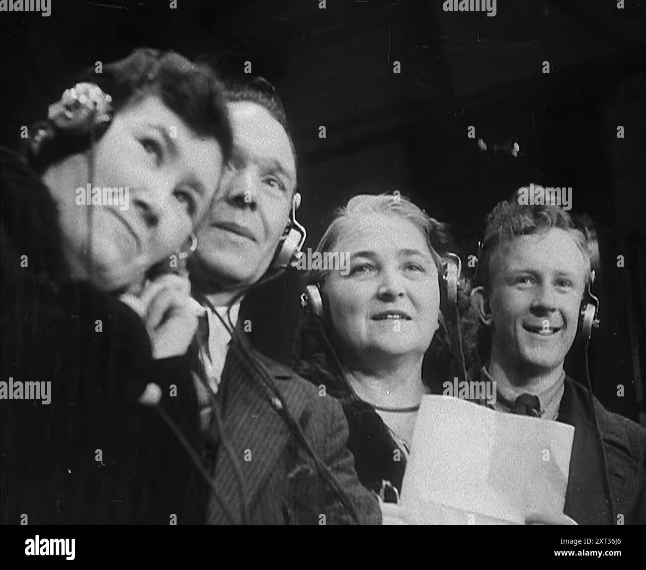 Bbc radio 1940s hi-res stock photography and images - Alamy Bbc radio 1940s hi-res stock photography and images - Alamy