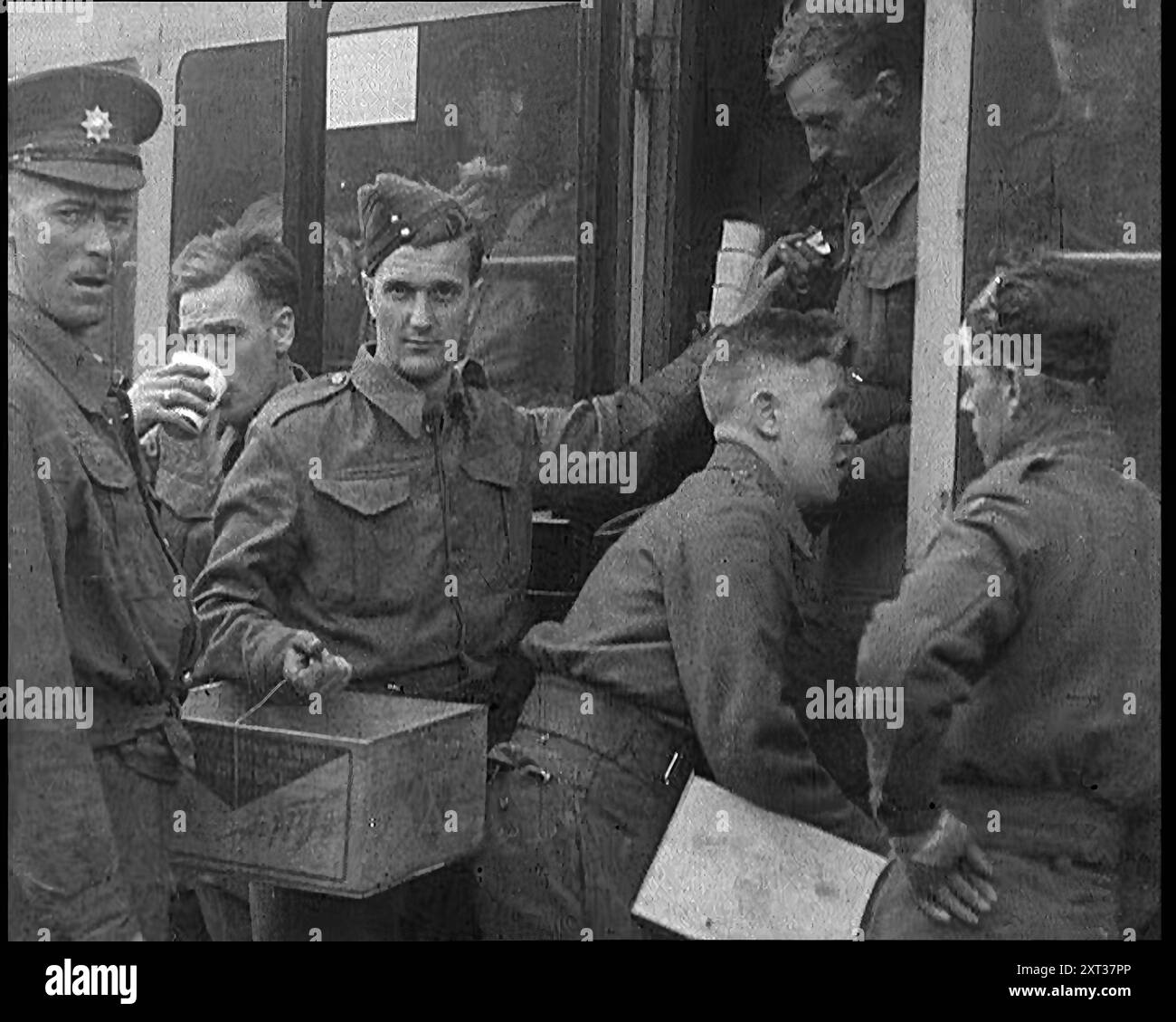 Soldiers receiving food hi-res stock photography and images - Alamy