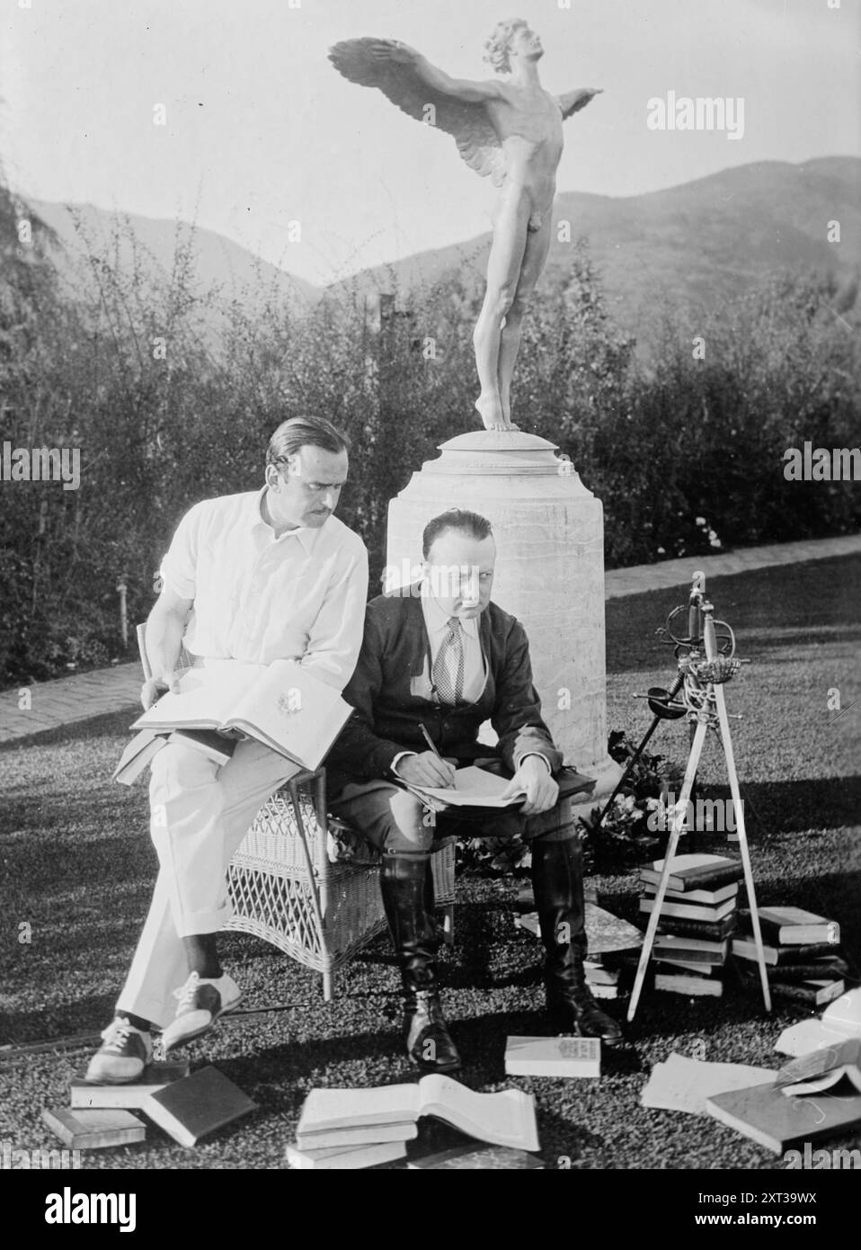 Douglas Fairbanks &amp; Edward Knoblock, between c1915 and c1920. Part of the United Artists advisory committee for the script for the American film The Three Musketeers (1921) Stock Photo