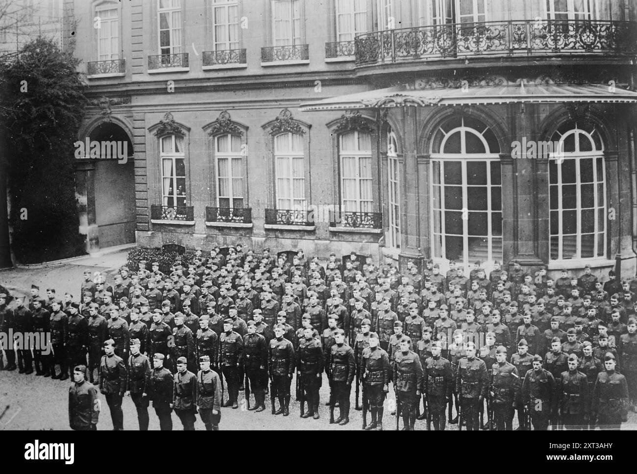 President's Paris Guard, 1918. Shows President Wilson's Paris Guard of Honor in front of the White House &quot;Overseas.&quot; The commander of the company (foreground to left) is Captain Burton F. Hood, the lieutenants in line behind him, are, from left to right: 1st Lieutenant E.T. Murphy; 1st Lieutenant H.B. Ennis; 1st Lieutenant Alfred Z. Funk and 2nd Lieutenant Max A. Taylor and 2nd Lieutenant Arthur W. Rogers. Paris, France. Stock Photo