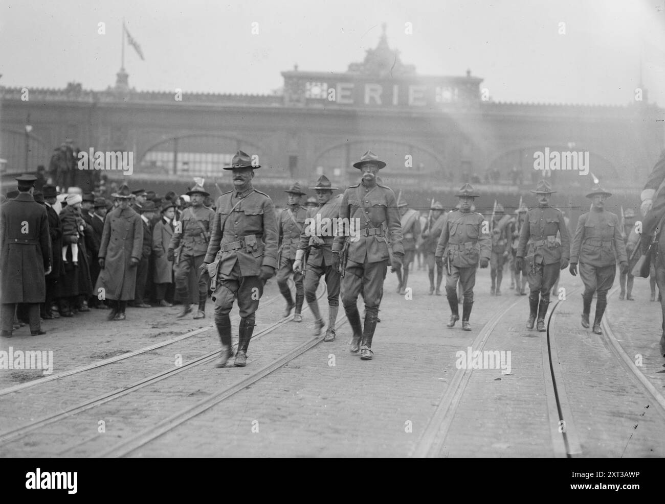 American soldiers return Black and White Stock Photos & Images - Alamy
