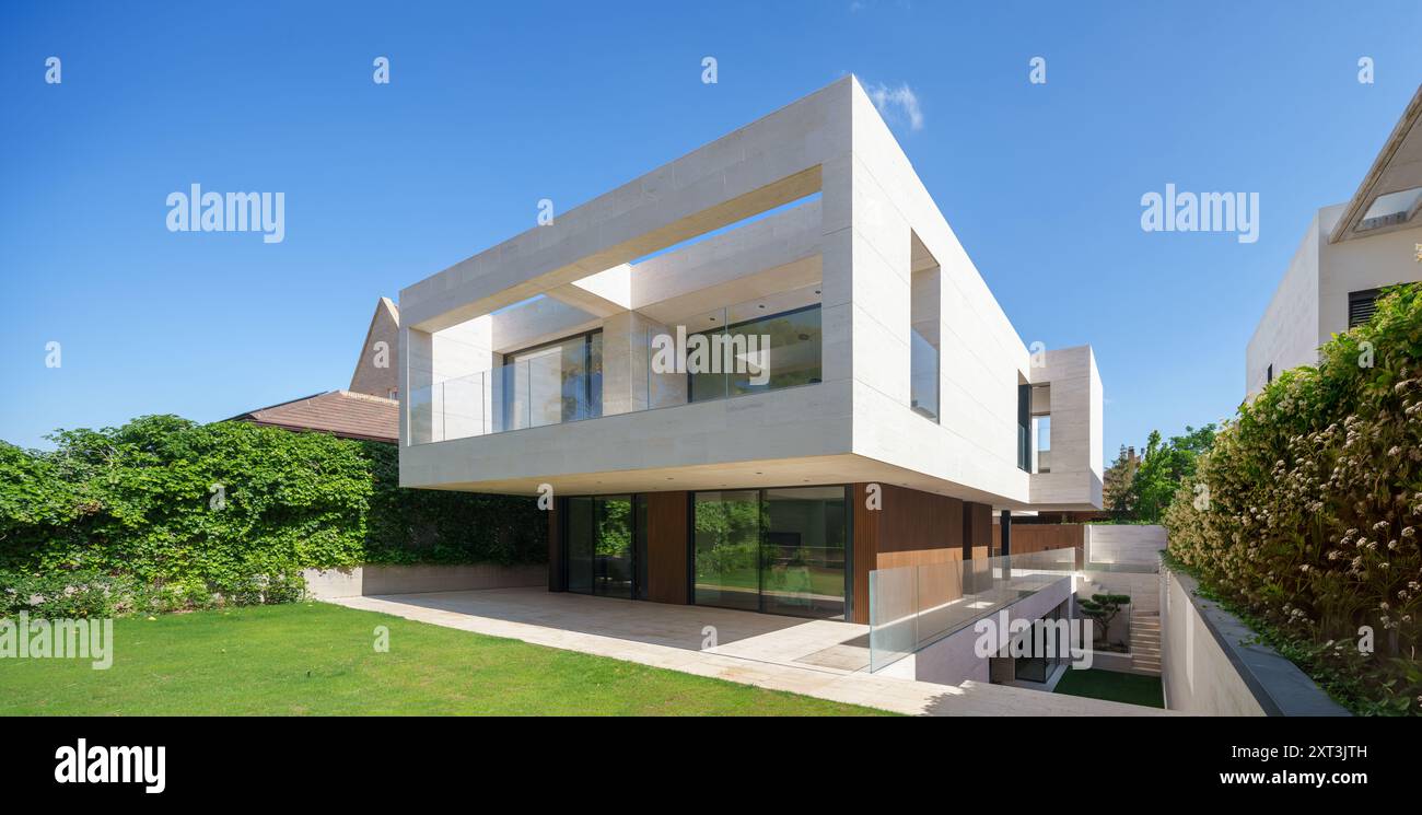 A stunning example of 21st-century architecture, this luxury house ...