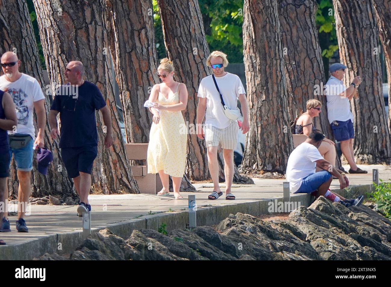 Fiume Mincio, Peschiera del Garda. 13th August 2024. Heatwave conditions persisted across much of Europe today, including Lake Garda and surrounds in Northern Italy. Daytime temperatures were expected to reach 37 degrees Celsius in the shade today. People trying to stay cool at Peschiera del Garda, on the south side of Lake Garda, in Northern Italy. Credit: james jagger/Alamy Live News Stock Photo