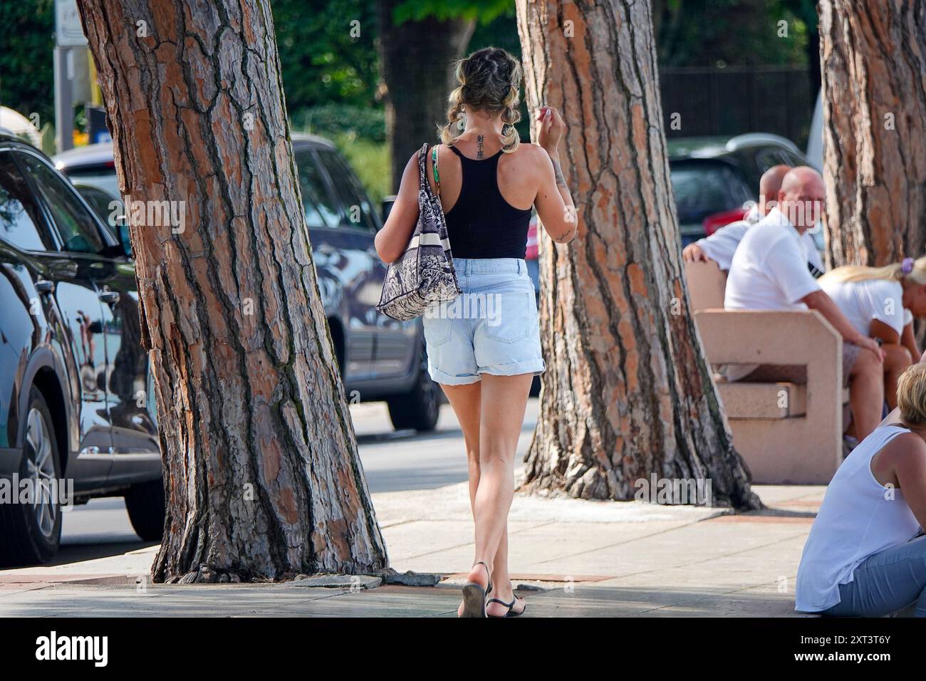 Fiume Mincio, Peschiera del Garda. 13th August 2024. Heatwave conditions persisted across much of Europe today, including Lake Garda and surrounds in Northern Italy. Daytime temperatures were expected to reach 37 degrees Celsius in the shade today. People trying to stay cool at Peschiera del Garda, on the south side of Lake Garda, in Northern Italy. Credit: james jagger/Alamy Live News Stock Photo