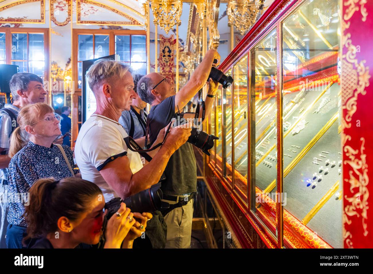 Ein Ausflug in das historische Hallenbad Heslach, Deutsches Reich 1930er  Jahre. A trip to the historic indoor swimming pool in Heslach, Germany  1930s Stock Photo - Alamy, image size:1300x956