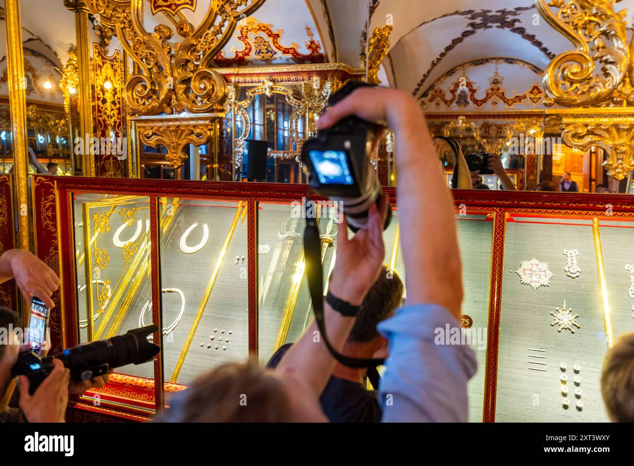 Ein Ausflug in das historische Hallenbad Heslach, Deutsches Reich 1930er  Jahre. A trip to the historic indoor swimming pool in Heslach, Germany  1930s Stock Photo - Alamy, image size:1300x956
