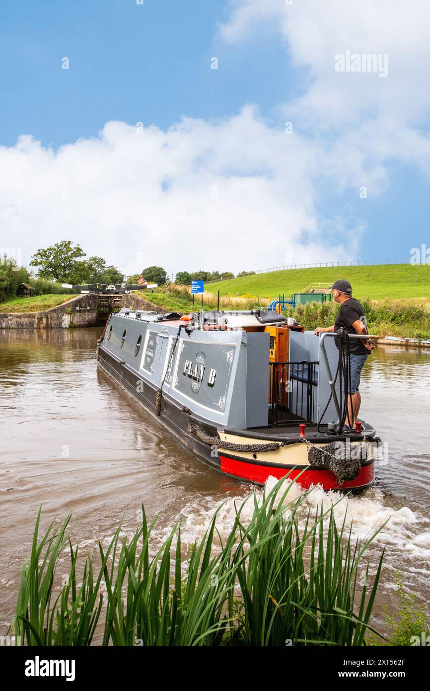 Canal narrowboat about to leave the Shropshire union canal at Hurleston junction near Nantwich Cheshire to join the Llangollen canal Stock Photo