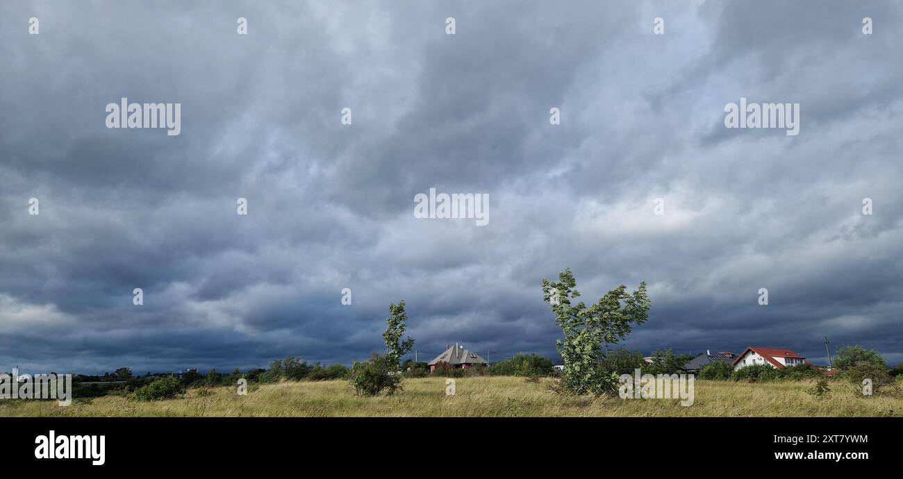 Golden light cloudy sky hi-res stock photography and images - Alamy