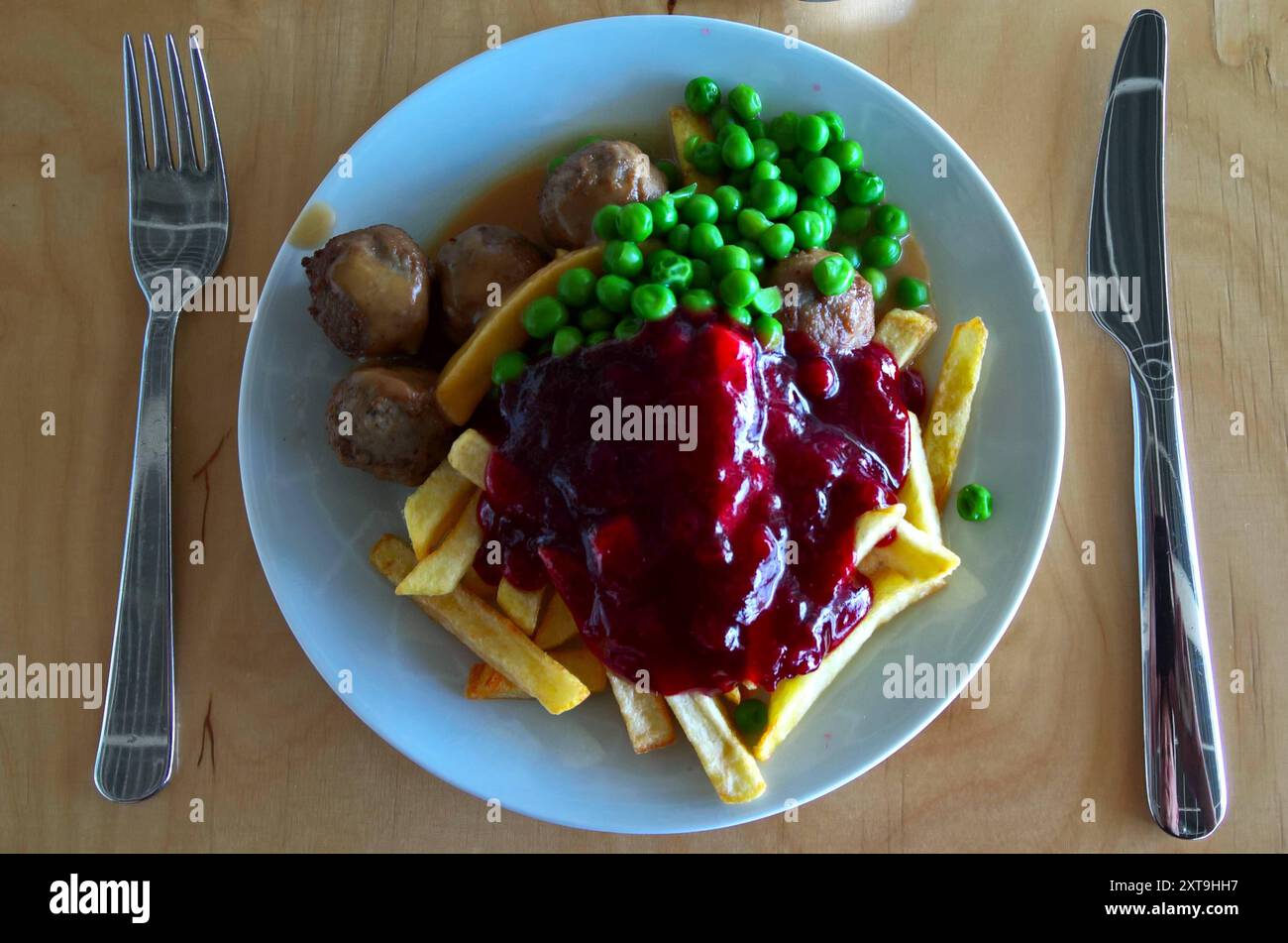 Ikea Food Restaurant. Portion Köttbullar mit Pommes und Erbsen - Kinderteller *** Ikea Food Restaurant portion of Köttbullar with chips and peas Childrens plate Stock Photo