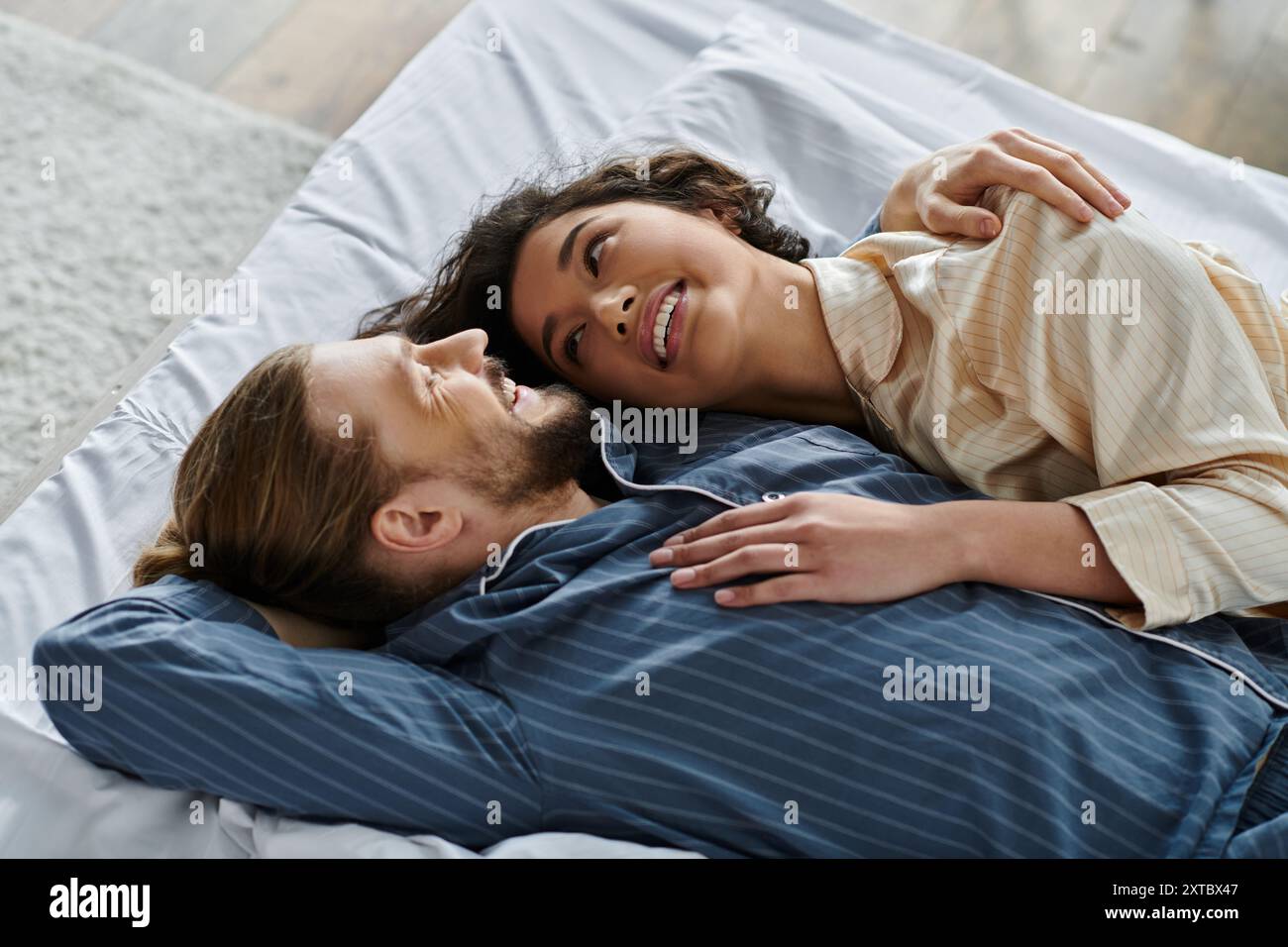 Can Friends Cuddle In Bed: Cuddling With Friends – MKRTMO