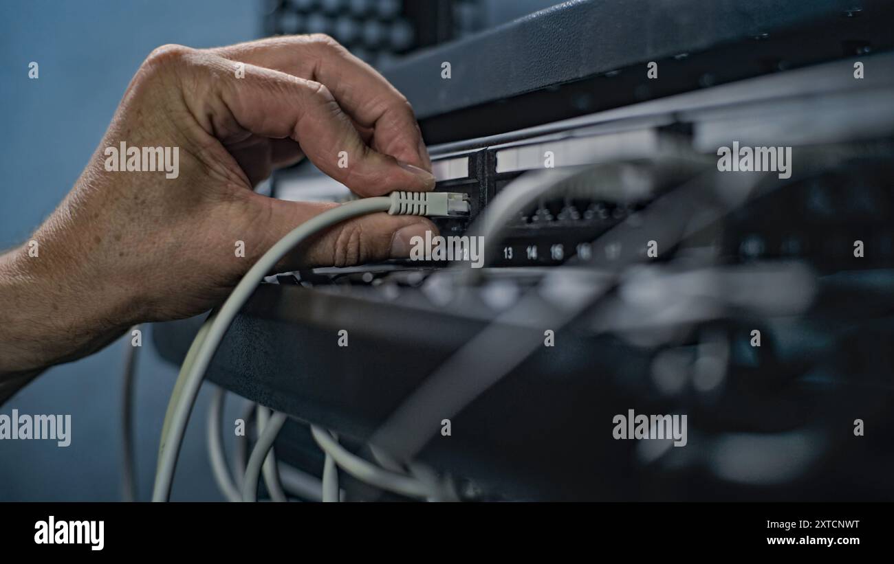 Network server systems hi-res stock photography and images - Alamy