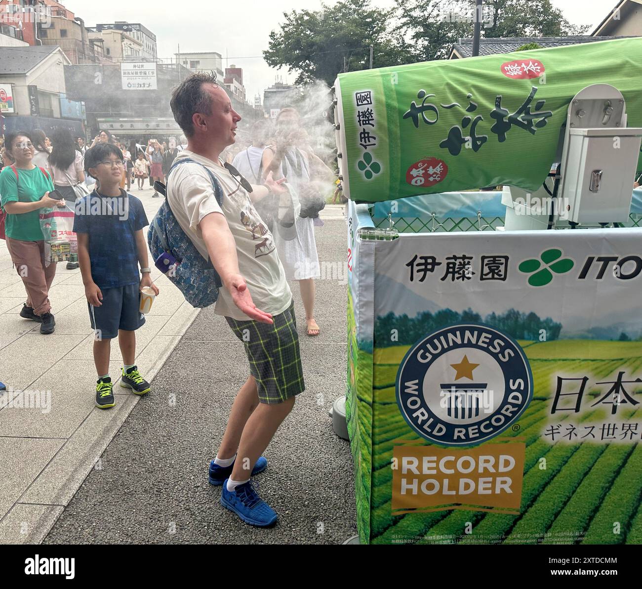 EXTREME HEAT IN JAPAN HOW TO COOL OF AT SENSO-JI TEMPLE Stock Photo