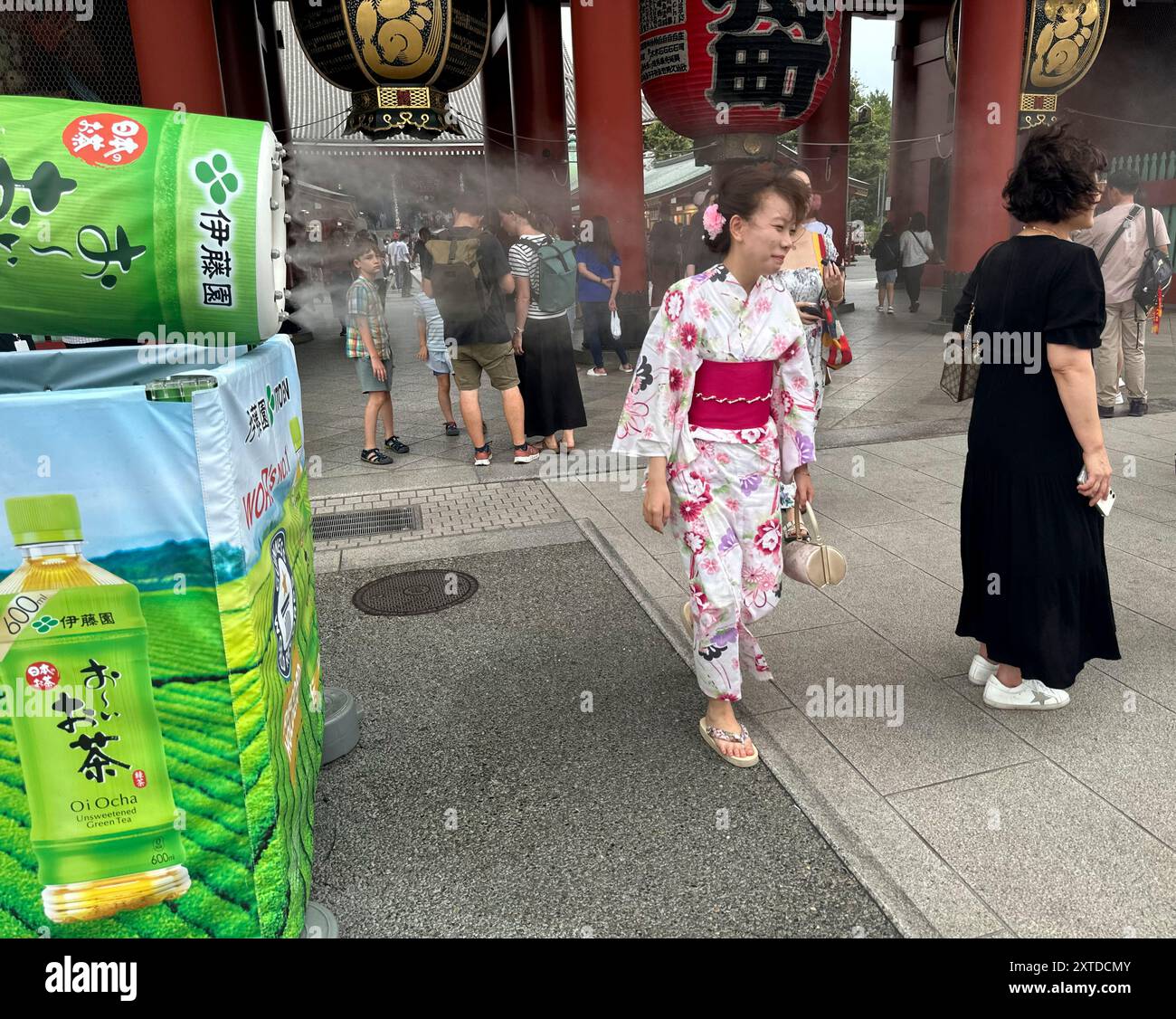 EXTREME HEAT IN JAPAN HOW TO COOL OF AT SENSO-JI TEMPLE Stock Photo