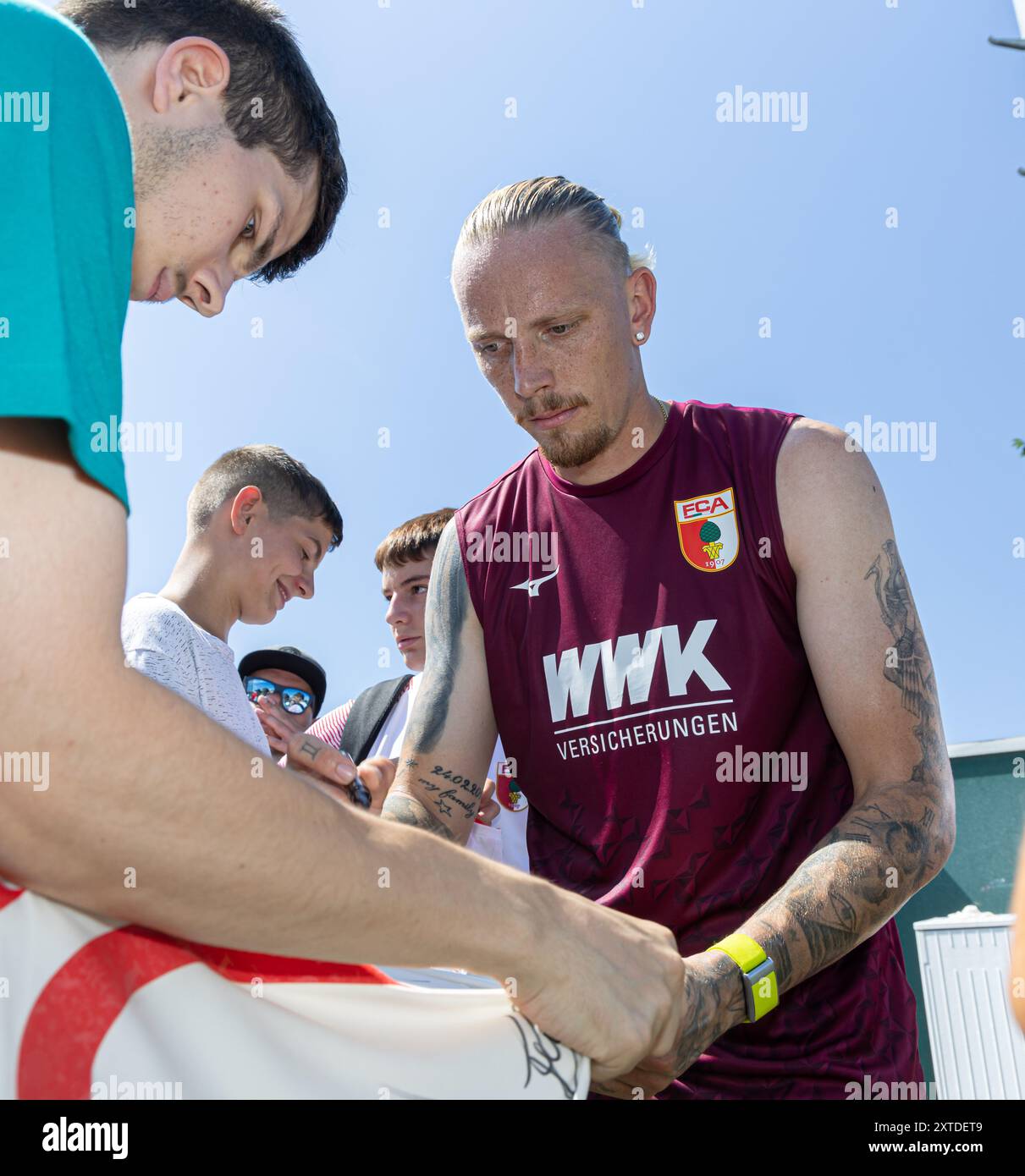 Marius Wolf (FC Augsburg), Neuzugang, schreibt Autogramme;  FC Augsburg, Training, Stock Photo