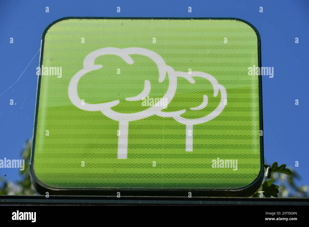 Un panneau vert avec deux arbres, France Stock Photo