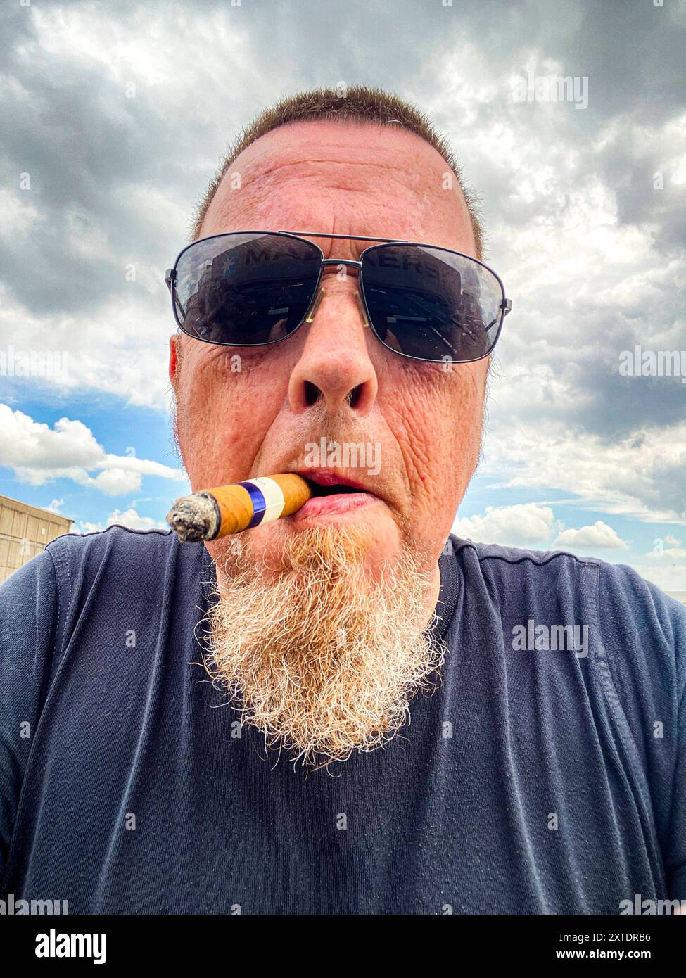 cigarette selfie Smoking sigar hi-res stock photography and images