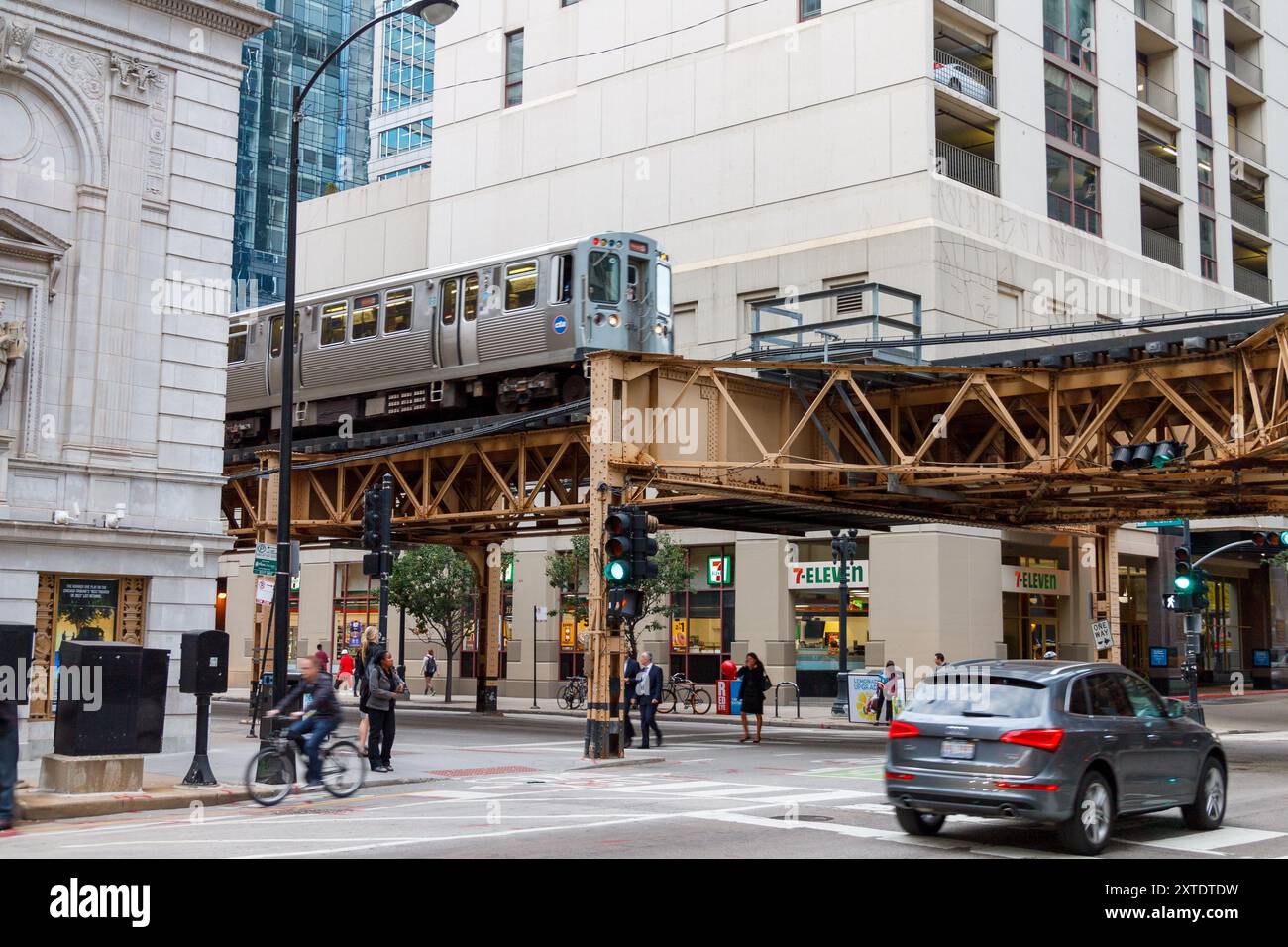 The Chicago L Eleveated Rapid Transit System at the Loop and the Modern ...