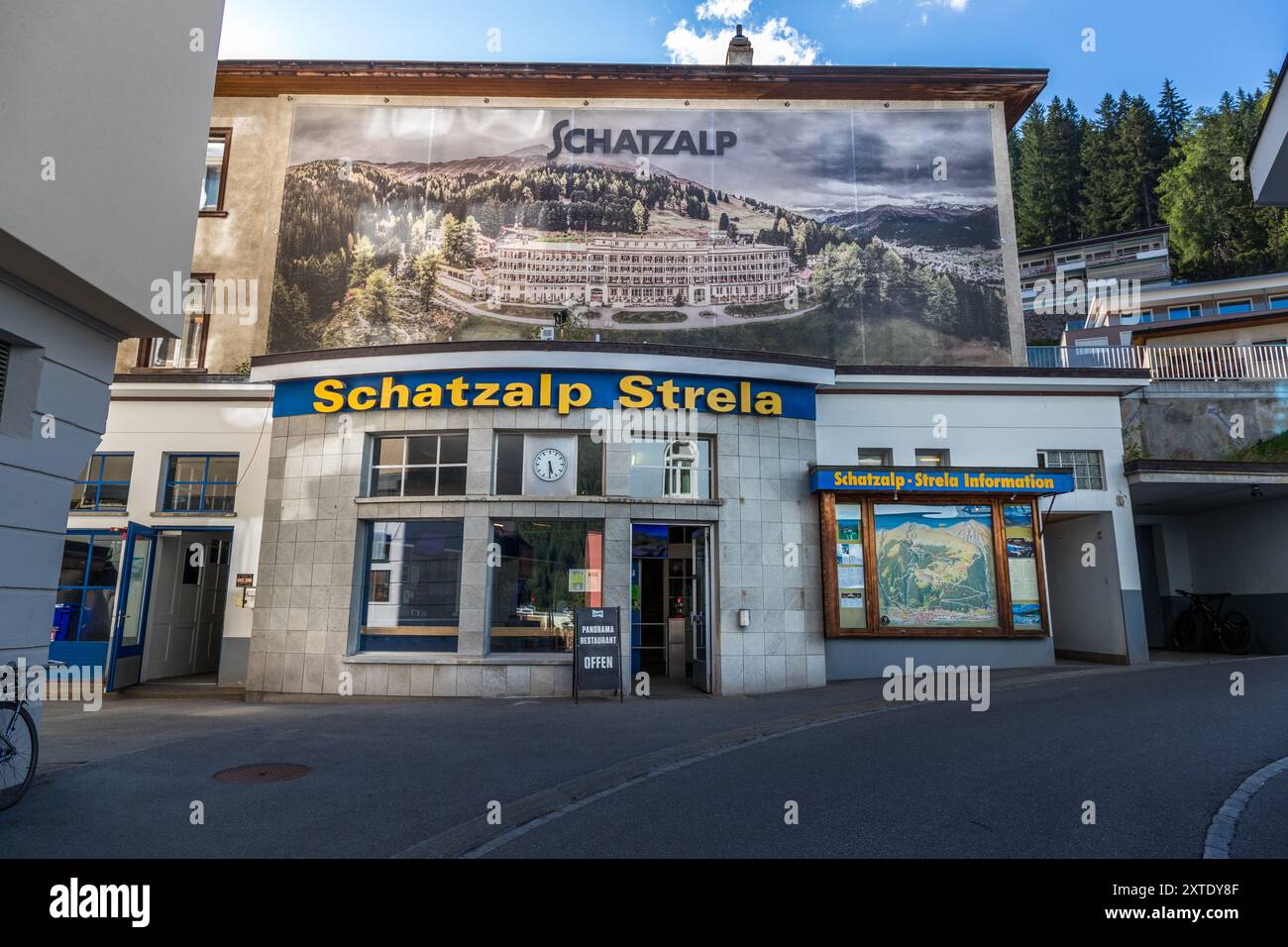 Entrance to the Schatzalp-Strela railway. It was built at the end of the 19th century as a funicular railway to the Schatzalp sanatorium and developed into a feeder for the Schatzalp/Strela ski area in the 20th century with the construction of the Strela ski lift. It symbolises the pioneering days of winter tourism in Davos. Cable car to the Schatzalp Rosenhügelweg, Davos, Grisons, Switzerland Stock Photo