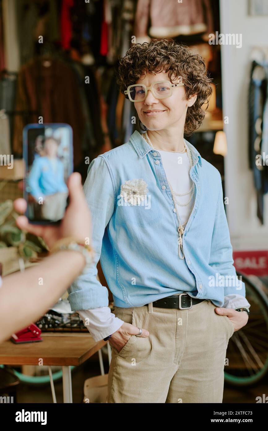 Woman posing in vintage hi-res stock photography and images - Alamy