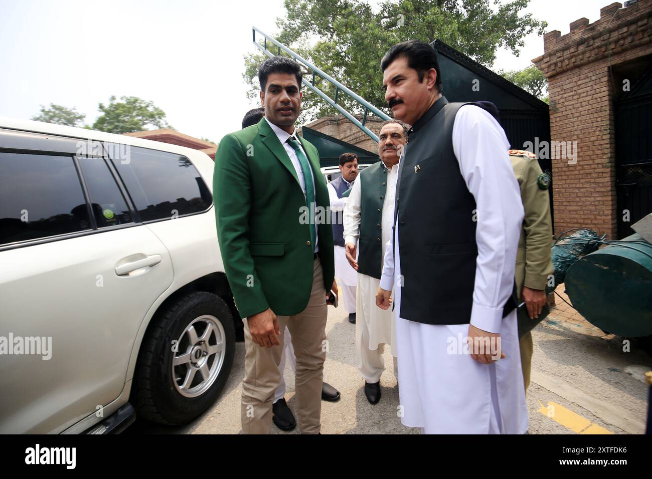 peshawar-peshawar-pakistan-14th-aug-2024-pakistan-s-olympic-gold
