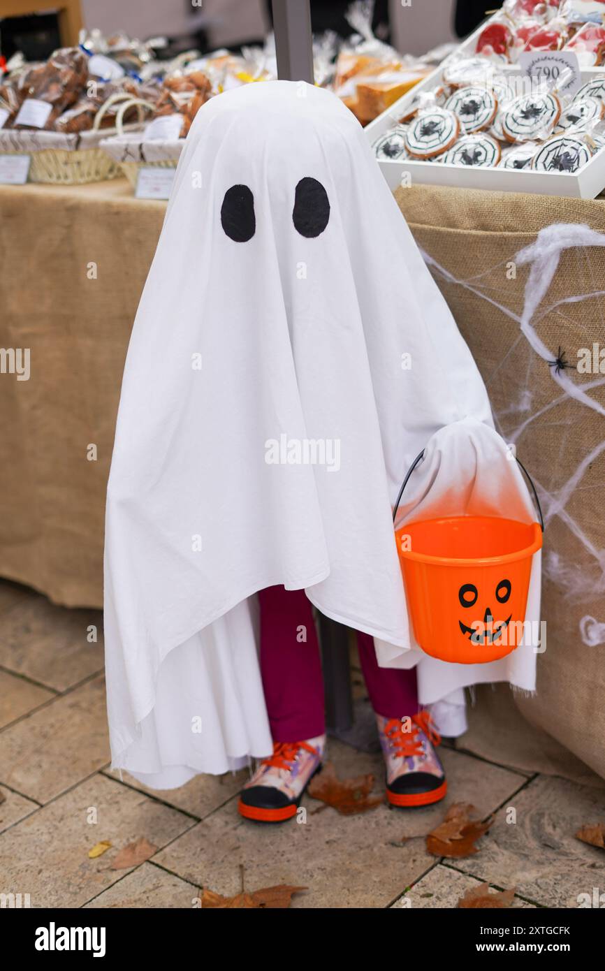 Child ghost costume hi-res stock photography and images - Alamy