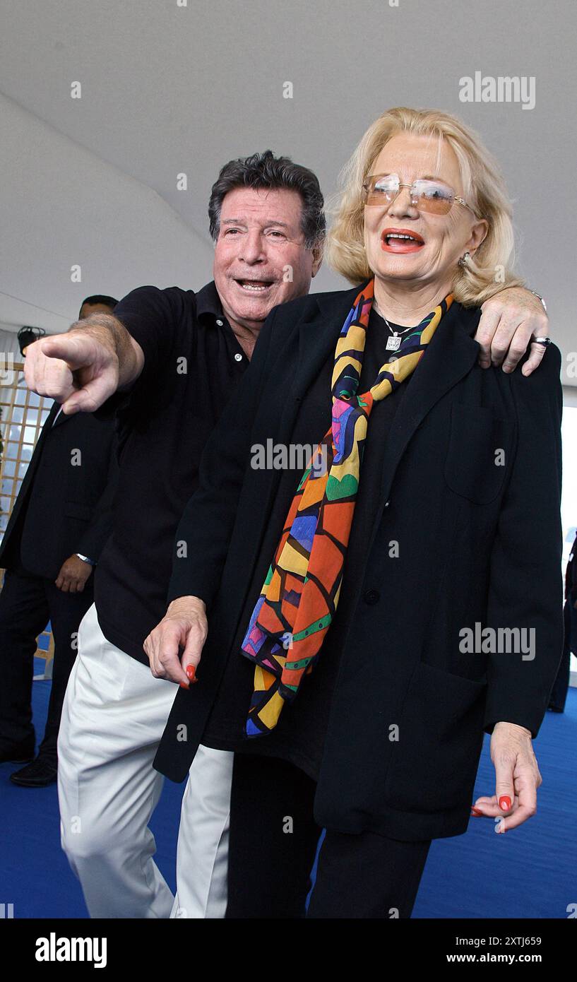 File photo - US actress Gena Rowlands and her new husband pose at the ...