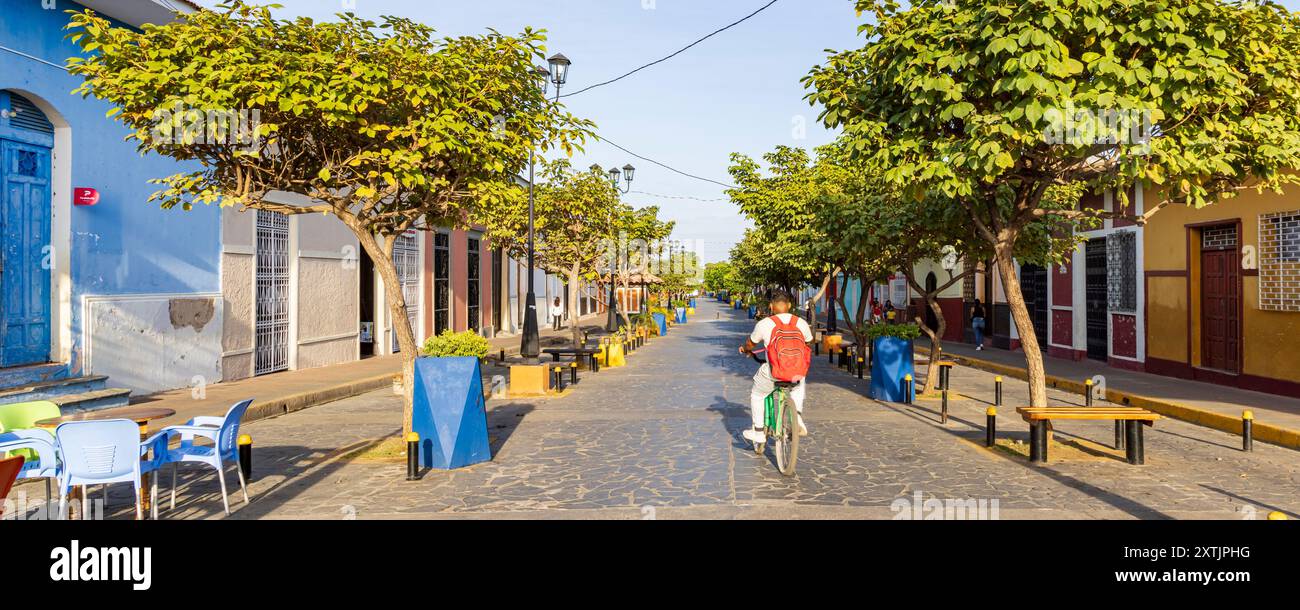 Granada, Nicaragua - March 20, 2024: Callle la Calzada colorful street ...