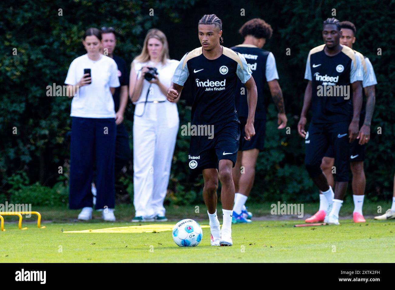 Jean-Matteo Bahoya (Eintracht Frankfurt, #19) am Ball, GER, Eintracht ...