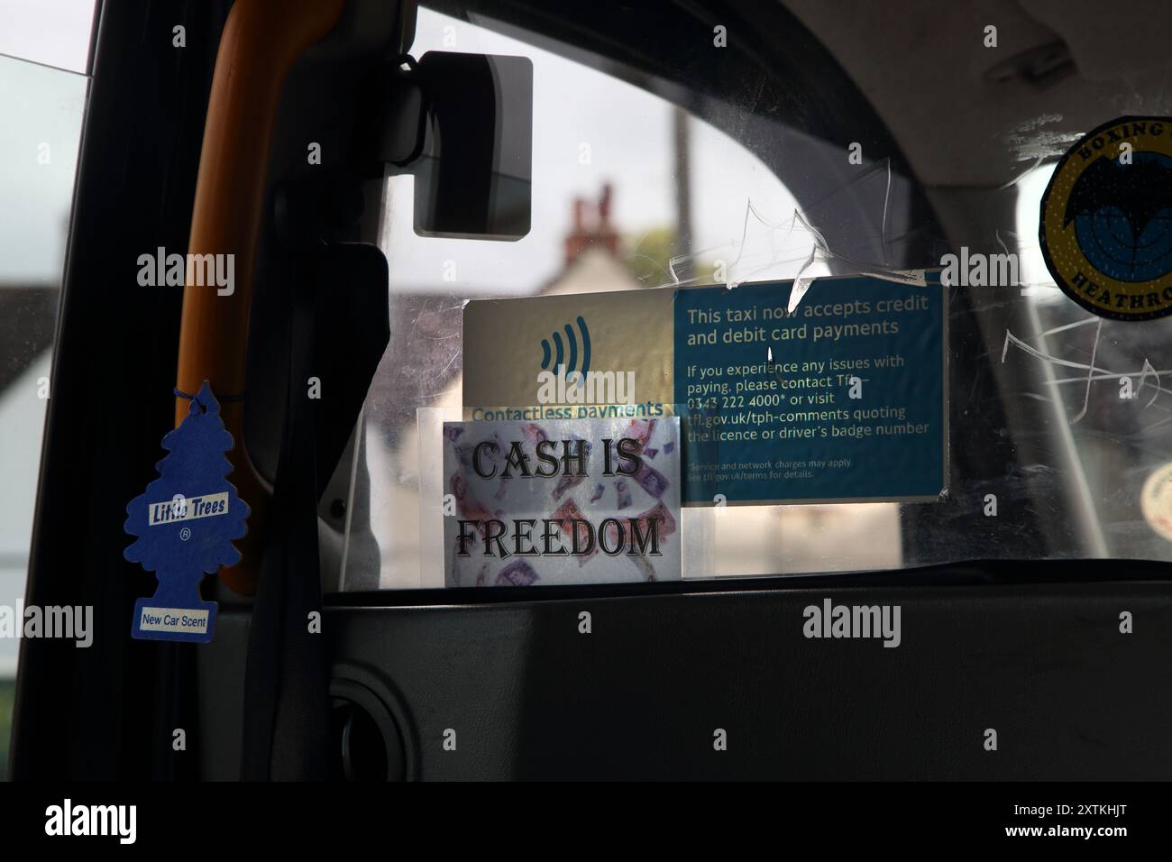 Cashless sign hi-res stock photography and images - Alamy