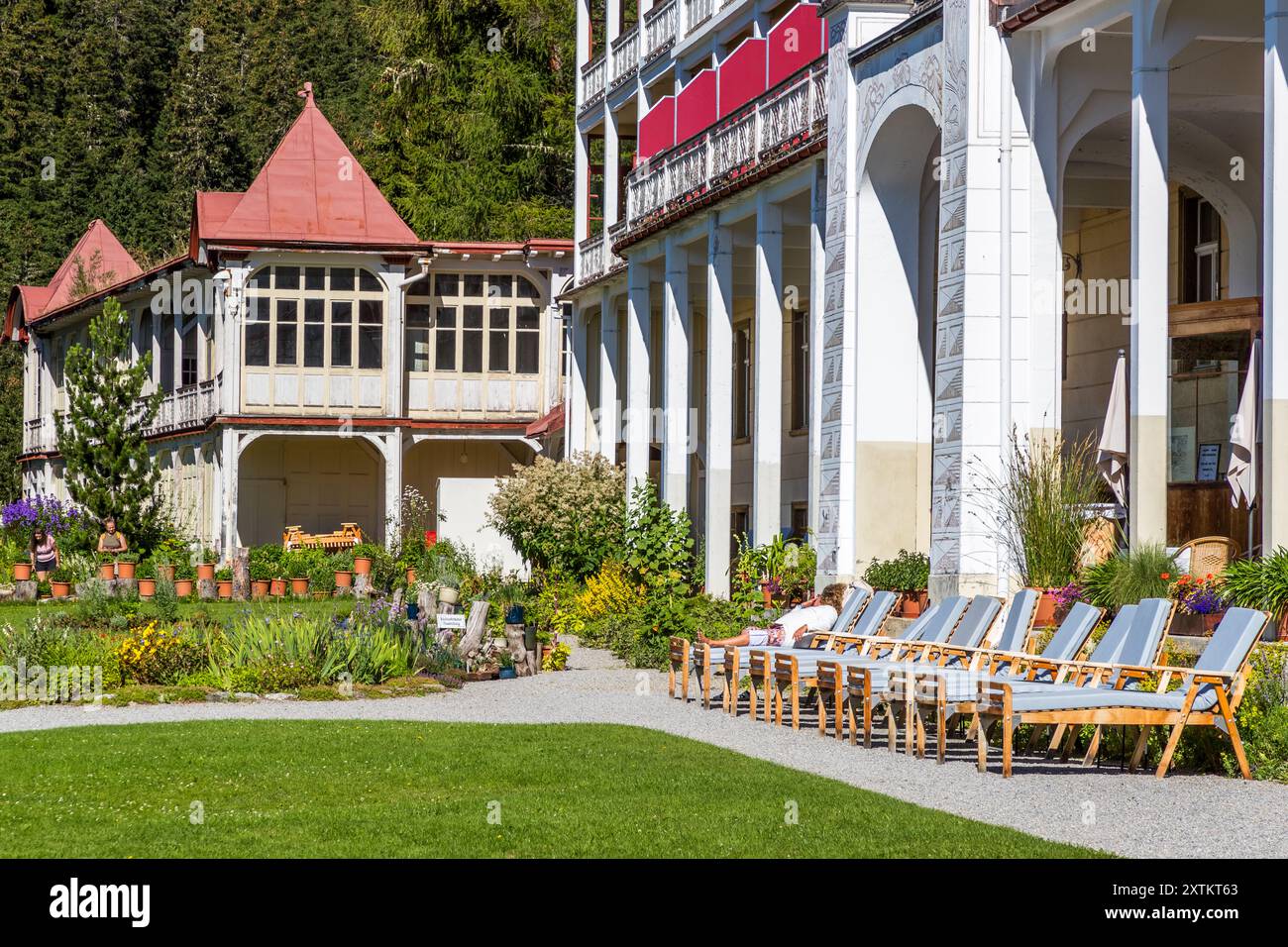 The architecture of the Schatzalp favoured ‘lying in the sun’ with spacious loggias that allowed maximum sunlight into the hospital rooms. The former Schatzalp sanatorium above Davos is now a hotel. Thomas-Mann-Weg, Davos, Grisons, Switzerland Stock Photo
