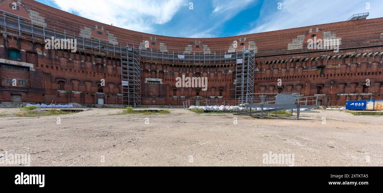 Reportage 14.08.2024 Der Innenhof der Kongresshalle Nürnberg, in dem der Interimsbau des Bayerischen Staatstheater Nürnberg für Oper, Ballett und Orchester entstehen soll Ein Teil der Segmente, der Übergang zwischen bestehender Architektur und dem neuen Gebäude zwischen den Gerüsttürmen Nürnberg Bayern Deutschland *** Report 14 08 2024 The inner courtyard of the Nuremberg Congress Hall, where the interim building of the Bavarian State Theater Nuremberg for opera, ballet and orchestra is to be built Part of the segments, the transition between the existing architecture and the new building betw Stock Photo