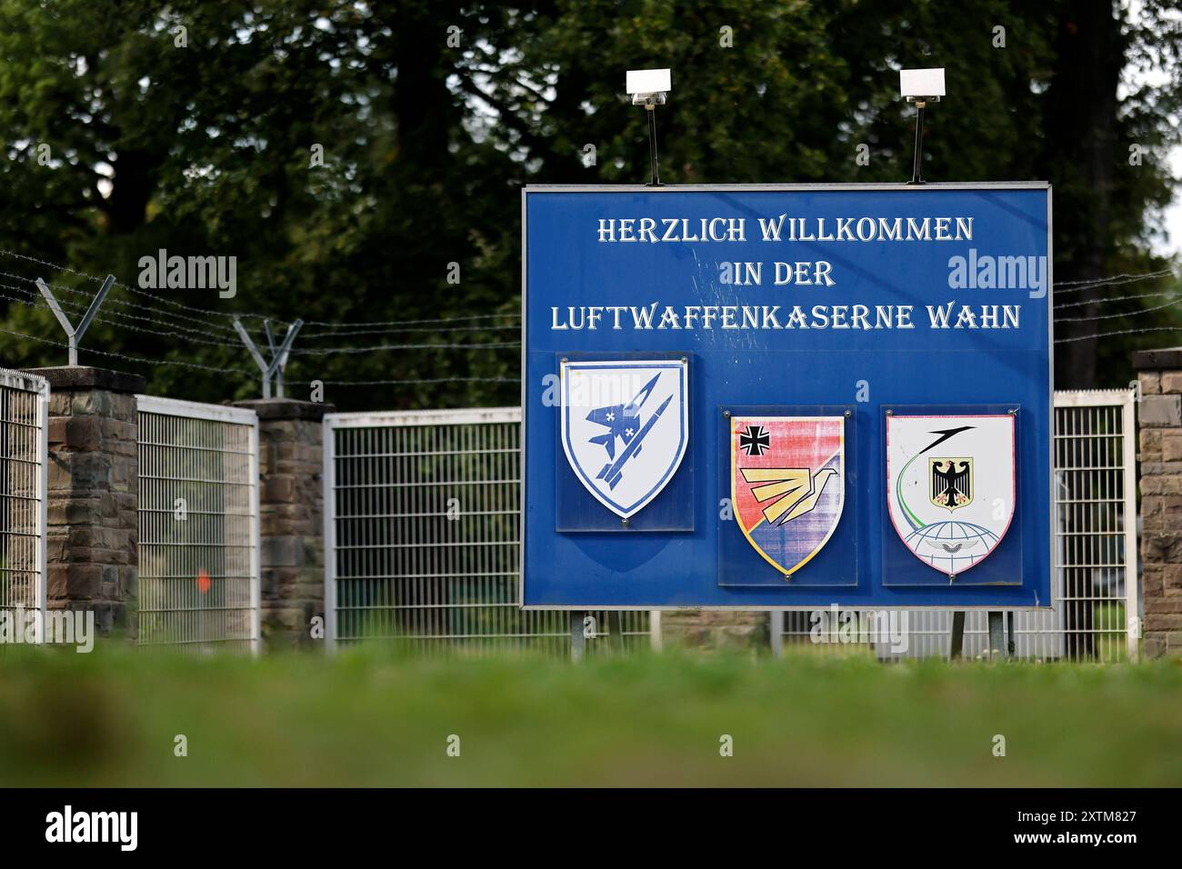 Verdacht auf Sabotage an der Luftwaffenkaserne Köln Wahn am Flughafen Köln Bonn. Am Mittwoch wurde die Kaserne abgeriegelt, nachdem in der internen Wasserversorgung abnormale Werte festgestellt worden waren - auch fand sich ein Loch im Zaun. Im Bild der Haupteingang zur Luftwaffenkaserne mit Schild. Köln, 15.08.2024 NRW Deutschland *** Suspected sabotage at the Cologne Wahn air force barracks at Cologne Bonn Airport On Wednesday, the barracks were sealed off after abnormal values were detected in the internal water supply and a hole was found in the fence In the picture the main entrance to th Stock Photo